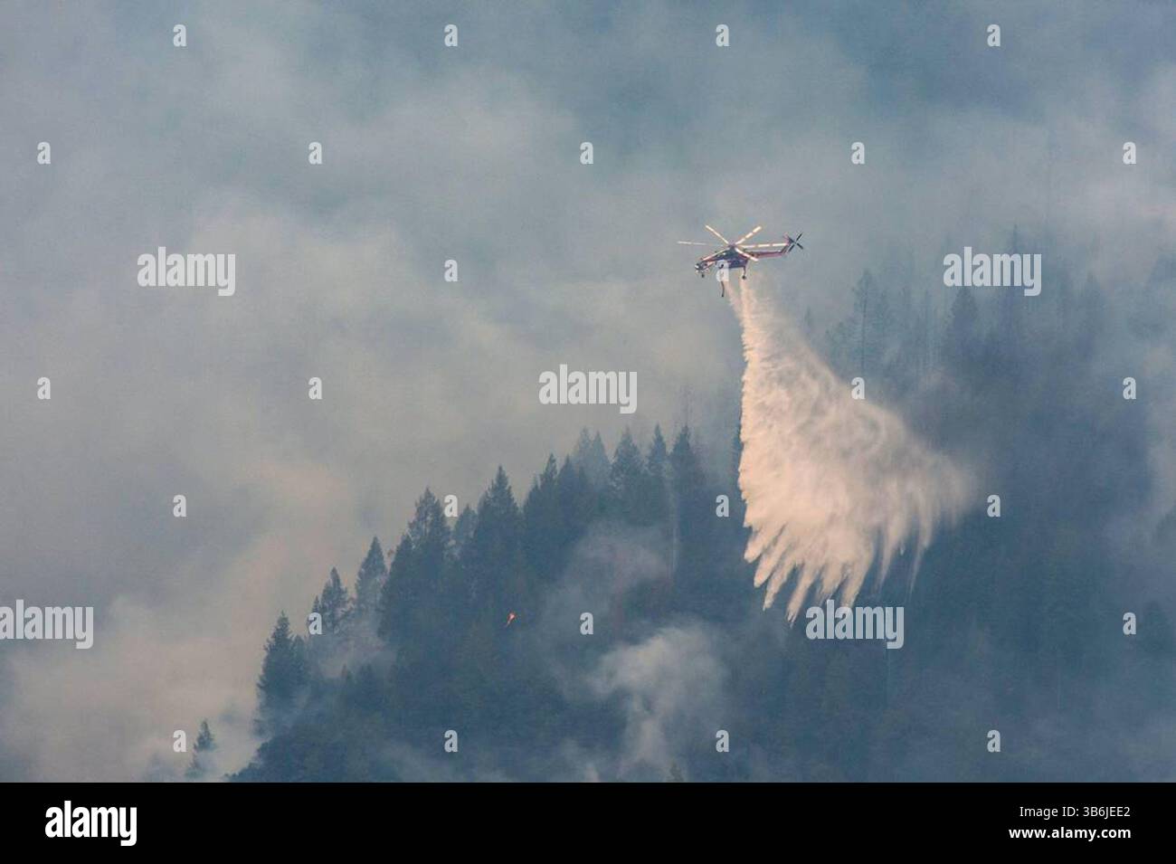 14. September 2023: Ein Sikorsky S-64 Skykran lässt während des Moskitofeuers am Sonntag, den 11. September 2022 Wasser auf dem Kamm in der Nähe der Baltimore Mine Road fallen. (Bild: © Sara Nevis/die Sacramento-Biene Via ZUMA Press Wire) Stockfoto