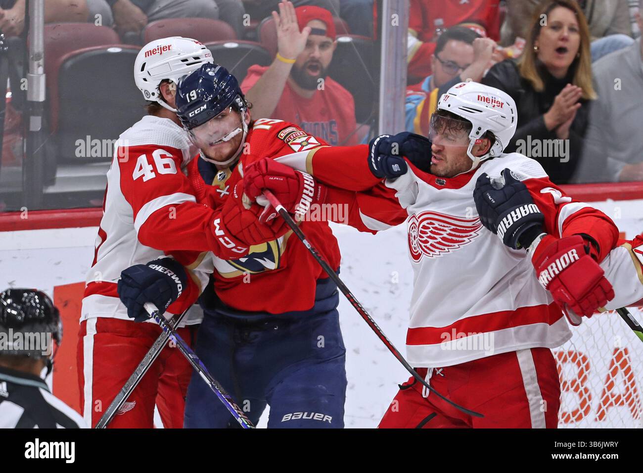 17. Januar 2024, Sunrise, Florida, USA: Florida Panthers Linksflügel Matthew Tkachuk hat seit dem 1. Januar 2024 mehr Punkte erzielt als jeder andere Spieler der NHL, aber Intensität ist seine Visitenkarte, wie er gegen Detroit zeigte. (Bild: © John McCall/South Florida Sun Sentinel via ZUMA Press Wire) Stockfoto