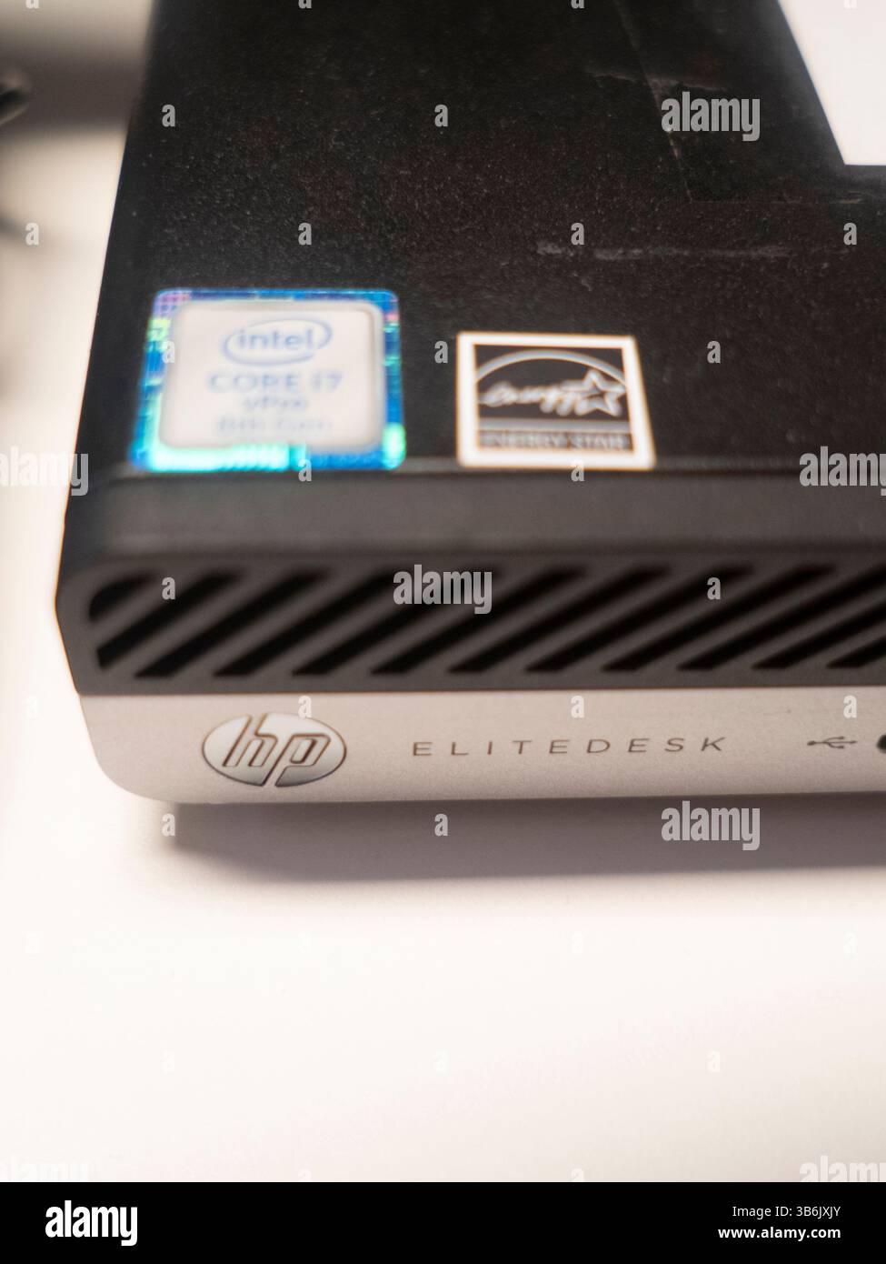 Cremona, Italien - 12. April 2025 Nahaufnahme eines HP EliteDesk 800 G4 Mini-PCs mit Intel Core i7 Prozessor und Energy Star-Compliance in schlankem Bla Stockfoto