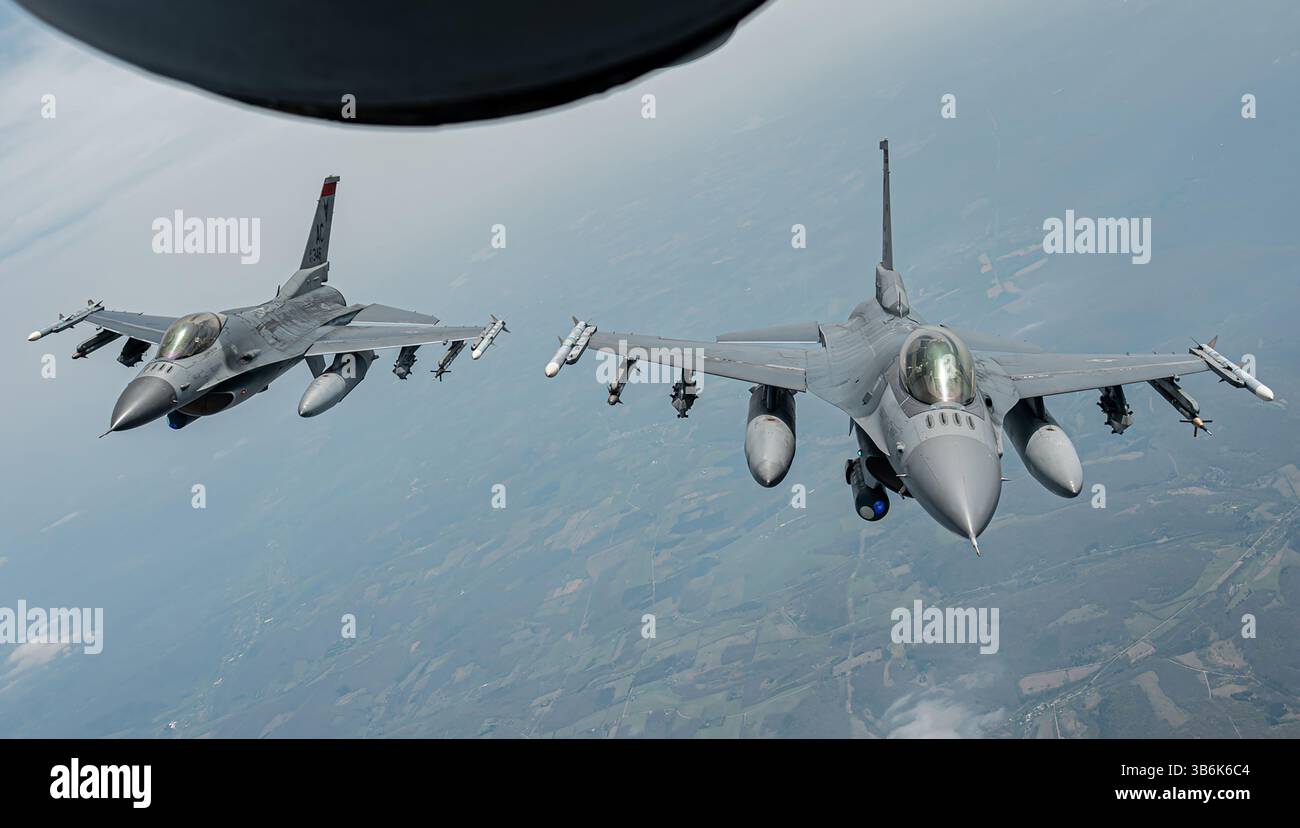 Zwei F-16 Falcon-Flugzeuge der U.S. Air Force, die dem 177th Fighter Wing, New Jersey Air National Guard zugeordnet sind, führen eine defensive Spaltung hinter A durch Stockfoto