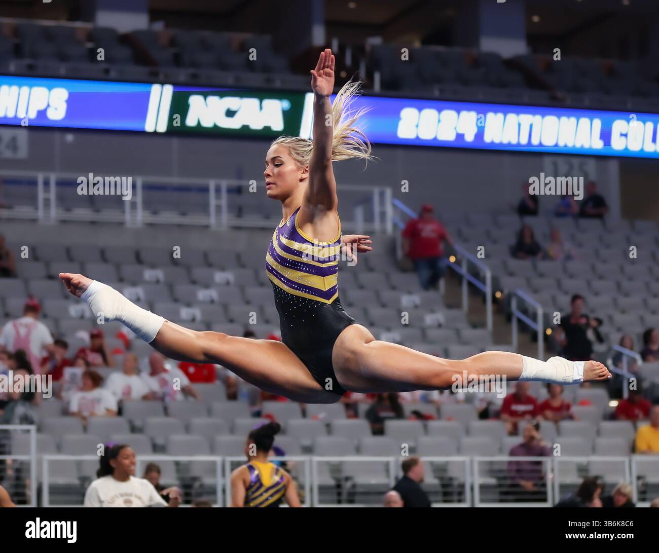 18. April 2024: Olivia Dunne wärmt sich vor dem Halbfinale I der Women's National Collegiate Women's Gymnastics Championships 2024 in der Dickies Arena in Fort Worth auf. Kyle Okita/CSM (Foto: © Kyle Okita/CSM via ZUMA Press Wire) Stockfoto