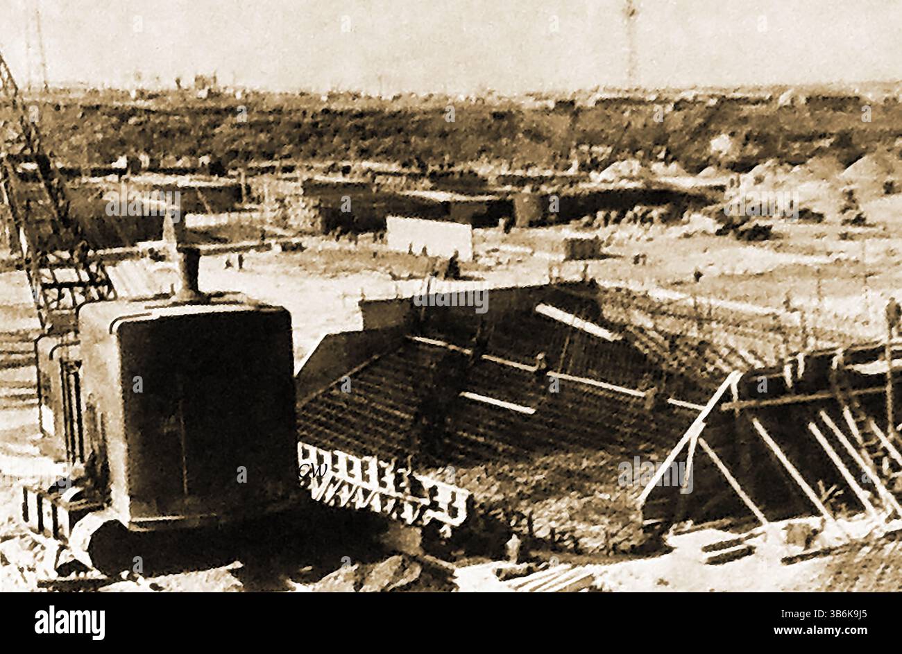 KAKOVKA UKRAINE 1953 - Bau des neuen Wasserkraftwerks Dnieper, auch bekannt als Dnipro-Staudamm, in Zaporischschschhia, Ukraine. Es ist die fünfte und größte Station in einer Reihe von Wasserkraftwerken am Dnieper River, die Strom für die Industrieregion Donets-Kryvyi Rih liefern. Ursprünglich von der Sowjetunion von 1927 bis 1932 erbaut, wurde es nach der Zerstörung im Zweiten Weltkrieg wieder aufgebaut. - КАКОВКА УКРАЇНА 1953 р. - Будівництво нової Дніпровської гідроелектростанції, у Запоріжжі, Україна, також відомої як Дніпровська дамба. Stockfoto