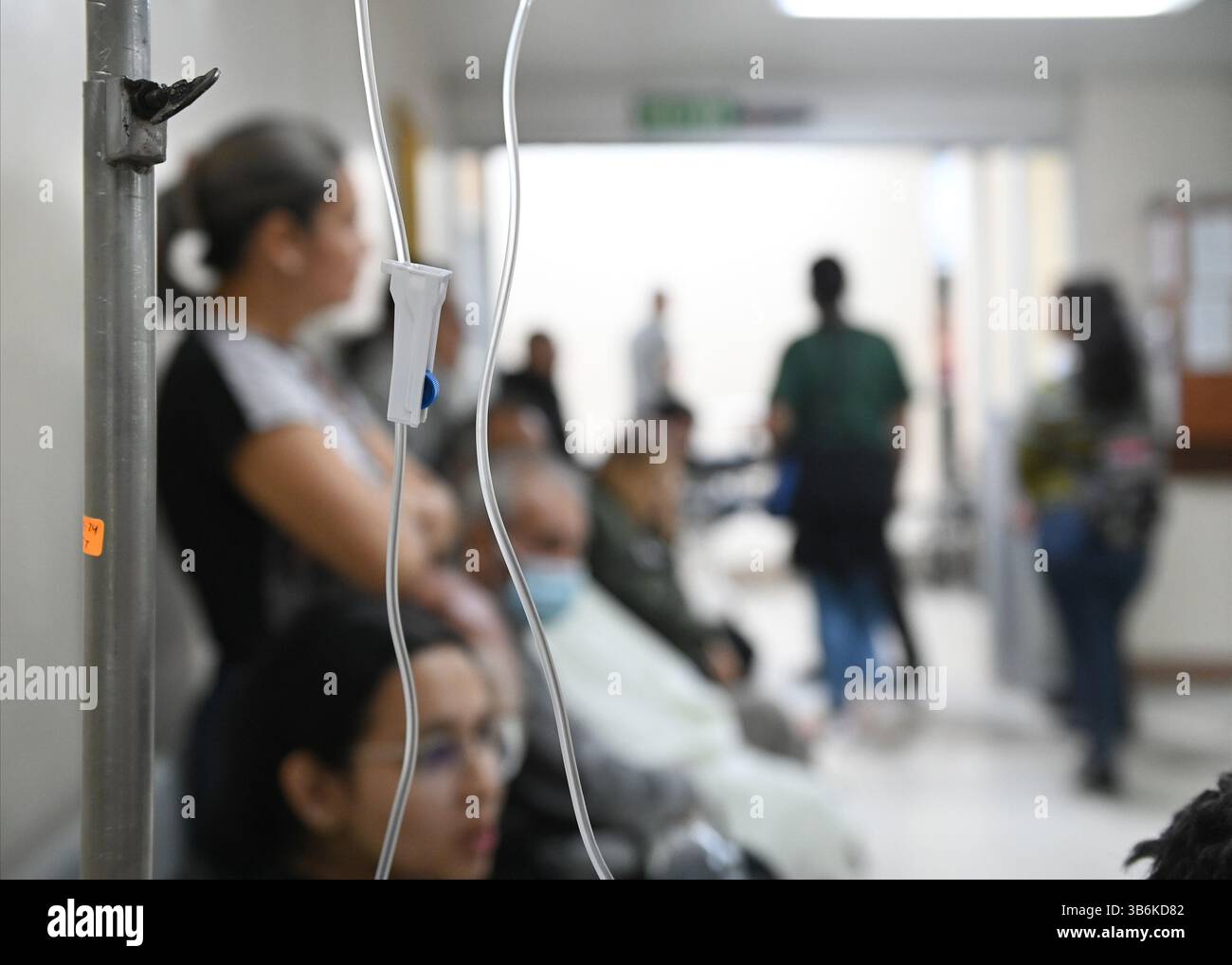 Februar 2024: 07 de febrero del 2024. Krankenhaus San Juan de Dios, San JosÃÂ. 11:30 Uhr El servicio de emergencias del Hospital San Juan de Dios se encuentra saturado de pacientes. fenÃÂ³meno que tambiÃÂ MÃÂ afecta los otros hospitales pÃÂºblicos de la Gran ÃÂ rea Metropolitana como el CalderÃÂ³n Guardia y el. EN la foto: Los pasillos y salones aledaÃÂ±os präsentan una notable afluencia de pacientes y esto obliga a un despliegue de recurso humano que muchas veces no fulface la demanda. Foto: Albert MarÃÂ­n para la NaciÃÂ³n. (Bild: © Albert MarÃÂ­N/La Nacion Stockfoto