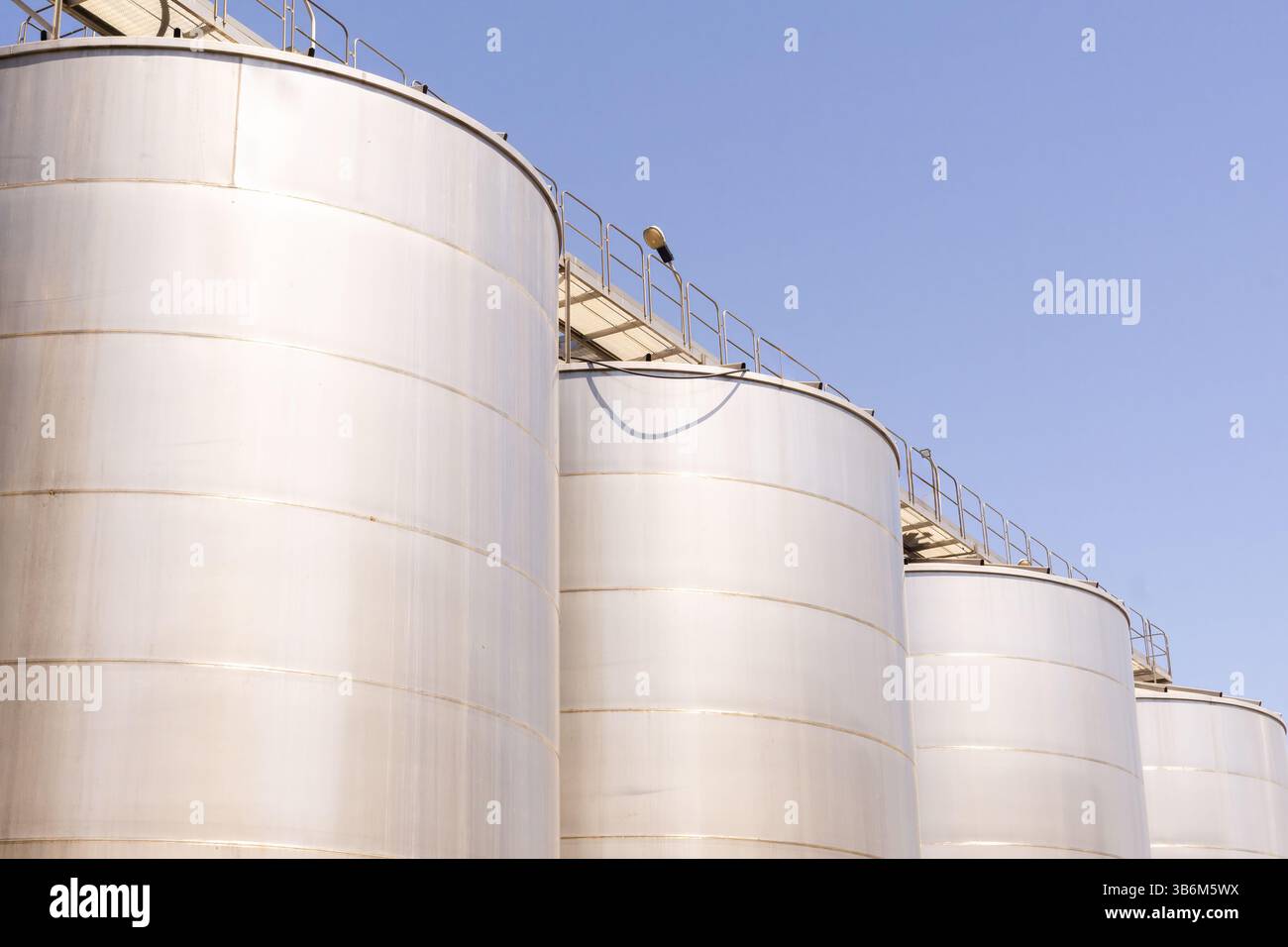Große Industrietanks zur Lagerung von Wein in einem Weingut an einem sonnigen Tag Stockfoto