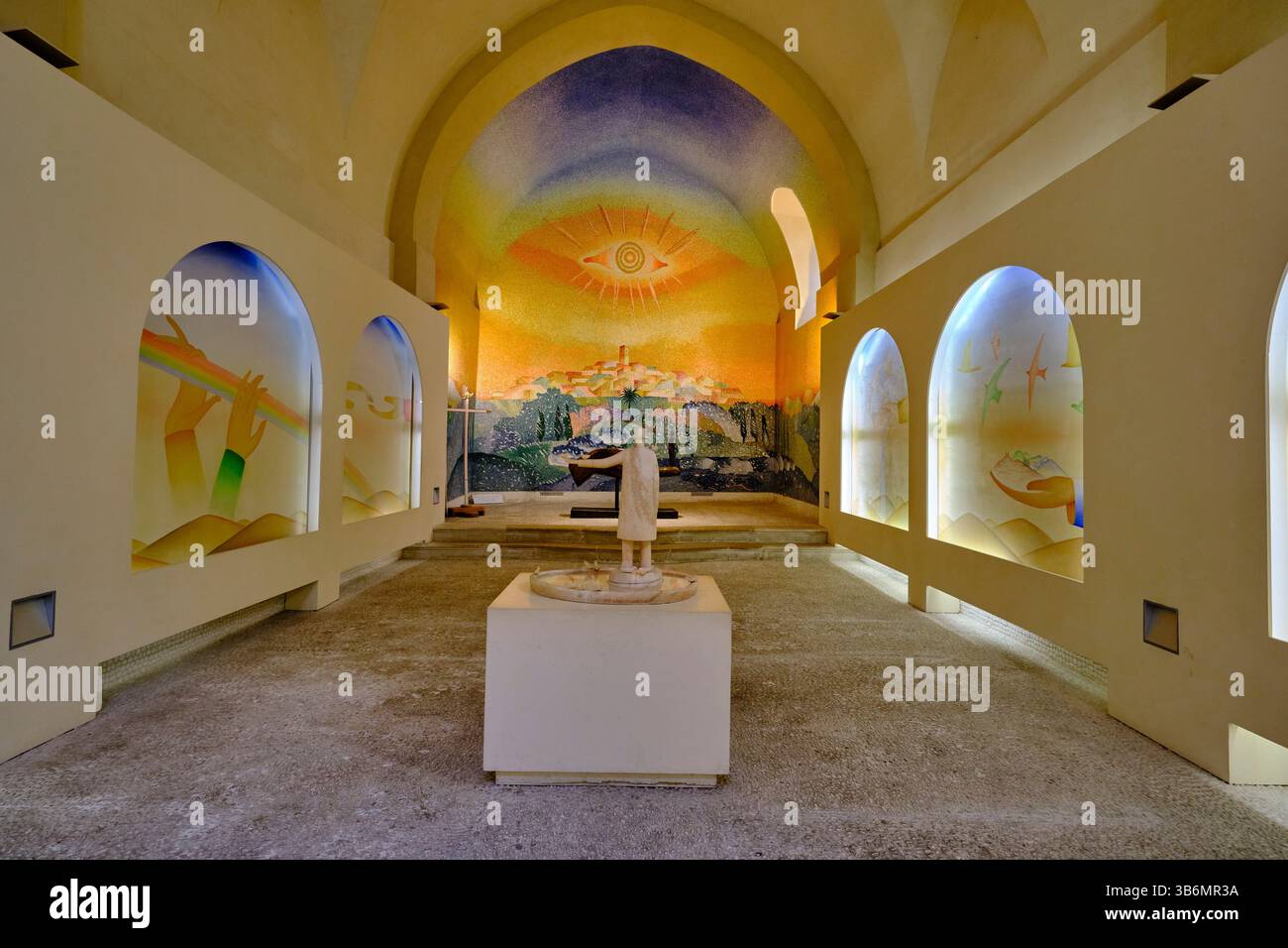 Frankreich, Alpes-Maritimes, Saint Paul de Vence, berühmtes Dorf auf einem Hügel an der Côte d'Azur, Kapelle der Weißen Pönitenten, dekoriert von Folon Stockfoto