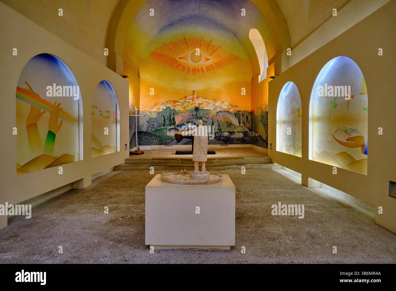 Frankreich, Alpes-Maritimes, Saint Paul de Vence, berühmtes Dorf auf einem Hügel an der Côte d'Azur, Kapelle der Weißen Pönitenten, dekoriert von Folon Stockfoto