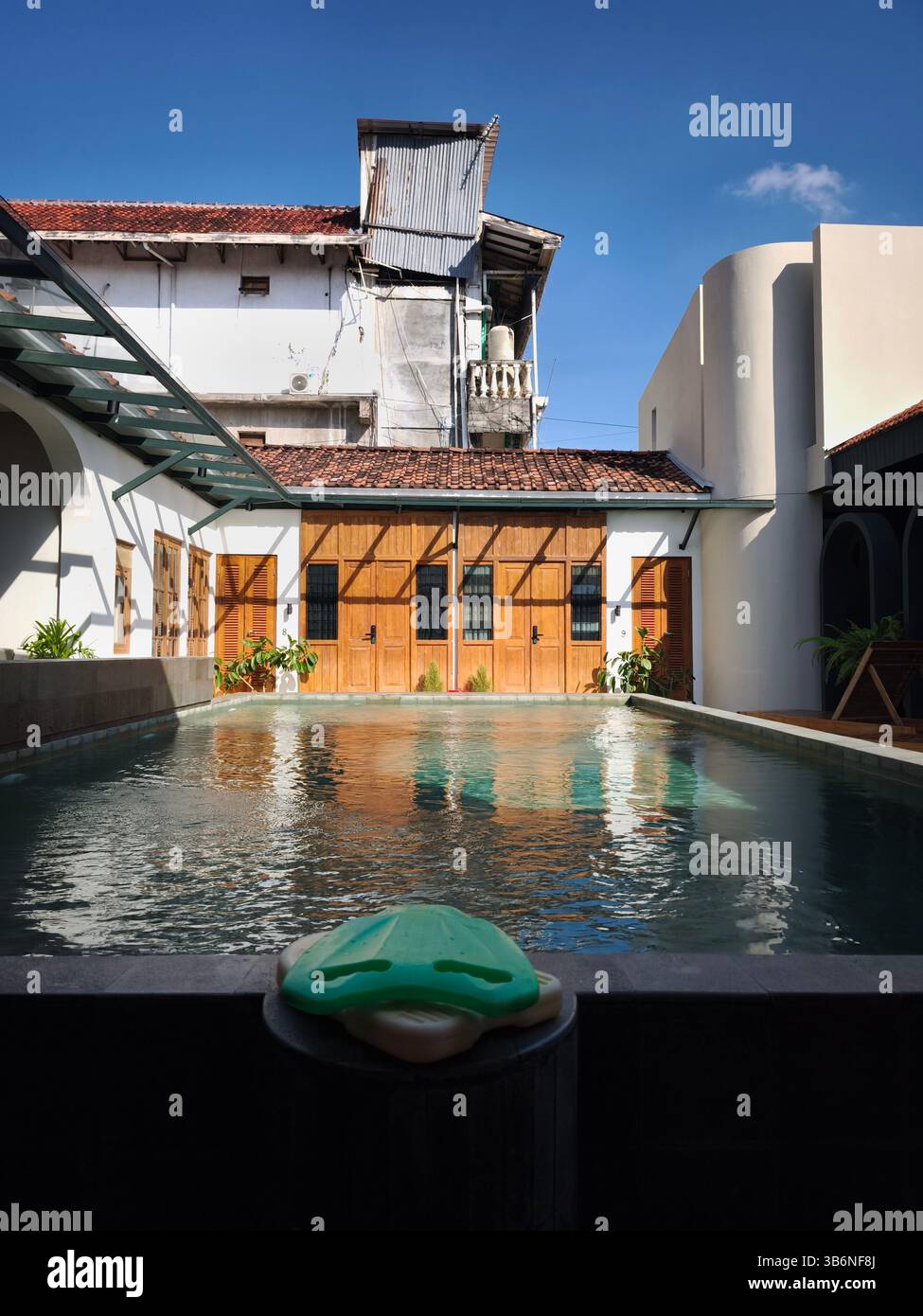 Die Atmosphäre rund um den Swimmingpool des Gästehauses ​​a am Morgen mit Architektur, die traditionellen javanischen mit modernem Stil verbindet Stockfoto