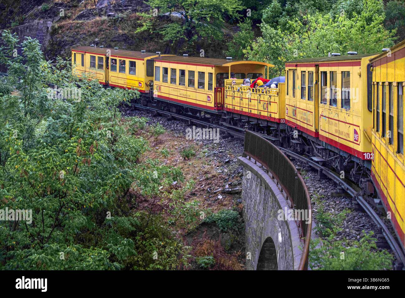 RosellÃ³n 25. August 2022, Languedoc-PyrÃ, Frankreich: Reise mit dem Gelben Zug oder Zug Jaune, nÃ-Orientales, Languedoc-Roussillon, Frankreich...die Ligne de Cerdagne, die in der Regel als Le Petit Train Jaune oder Gelber Zug oder Tren Groc bezeichnet wird, ist eine 1.000 mm-Bahnstrecke, die von Villefranche-de-Conflent nach Latour-de-Carol-Enveitg in der französischen Pyrenäe führt. Der Bau begann 1903 und der Abschnitt nach Mont-Louis wurde 1910 fertiggestellt, gefolgt von einer Verlängerung nach Latour-de-Carol im Jahr 1927. Er ist 63 Kilometer (39 mi) lang und steigt auf 1.593 Meter (5.226 ft) am BolquÃ¨Re-Eyne, dem höchsten Stockfoto