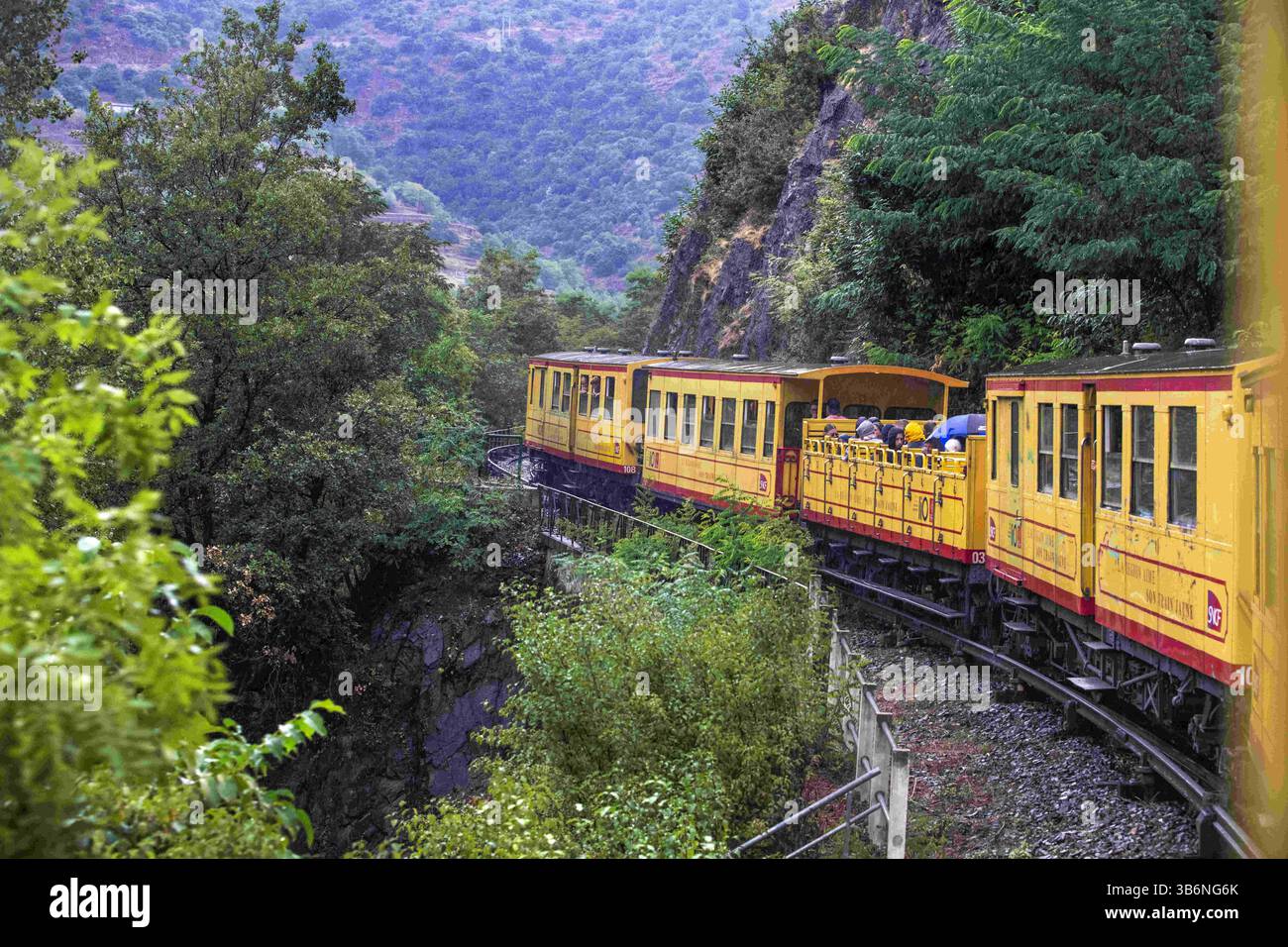 RosellÃ³n 25. August 2022, Languedoc-PyrÃ, Frankreich: Reise mit dem Gelben Zug oder Zug Jaune, nÃ-Orientales, Languedoc-Roussillon, Frankreich...die Ligne de Cerdagne, die in der Regel als Le Petit Train Jaune oder Gelber Zug oder Tren Groc bezeichnet wird, ist eine 1.000 mm-Bahnstrecke, die von Villefranche-de-Conflent nach Latour-de-Carol-Enveitg in der französischen Pyrenäe führt. Der Bau begann 1903 und der Abschnitt nach Mont-Louis wurde 1910 fertiggestellt, gefolgt von einer Verlängerung nach Latour-de-Carol im Jahr 1927. Er ist 63 Kilometer (39 mi) lang und steigt auf 1.593 Meter (5.226 ft) am BolquÃ¨Re-Eyne, dem höchsten Stockfoto
