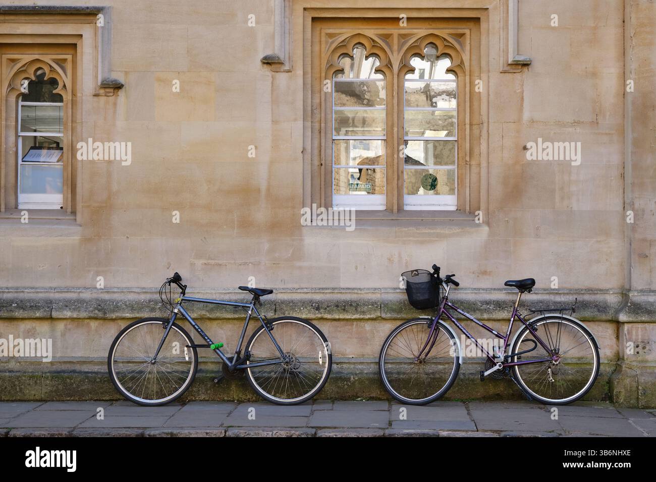 Fahrräder, an einer Wand an einem Oxford College gestützt Stockfoto