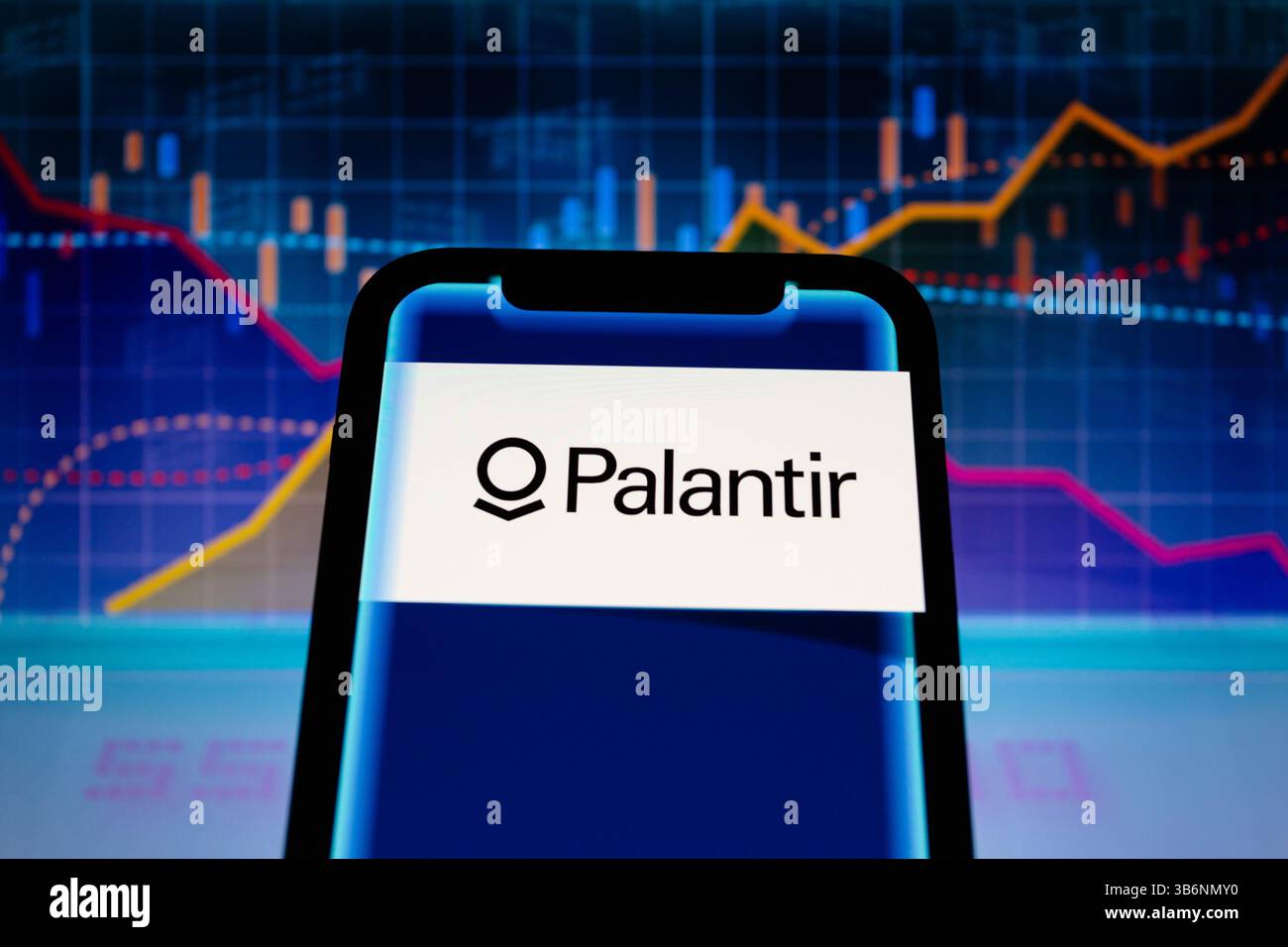 7. März 2024, Asuncion, Paraguay: Das Logo von Palantir Technologies, einem in den USA ansässigen Softwareunternehmen, das Datenanalyse- und Datenintegrationslösungen entwickelt, wird auf einem Smartphone mit visueller Darstellung von Aktien- und Liniendiagrammen angezeigt. (Bild: © Andre M. Chang/ZUMA Press Wire) Stockfoto
