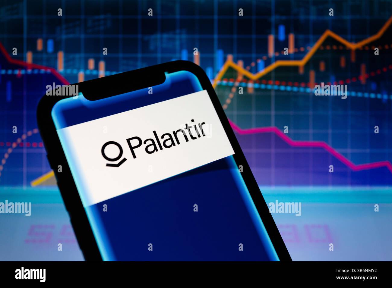 7. März 2024, Asuncion, Paraguay: Das Logo von Palantir Technologies, einem in den USA ansässigen Softwareunternehmen, das Datenanalyse- und Datenintegrationslösungen entwickelt, wird auf einem Smartphone mit visueller Darstellung von Aktien- und Liniendiagrammen angezeigt. (Bild: © Andre M. Chang/ZUMA Press Wire) Stockfoto