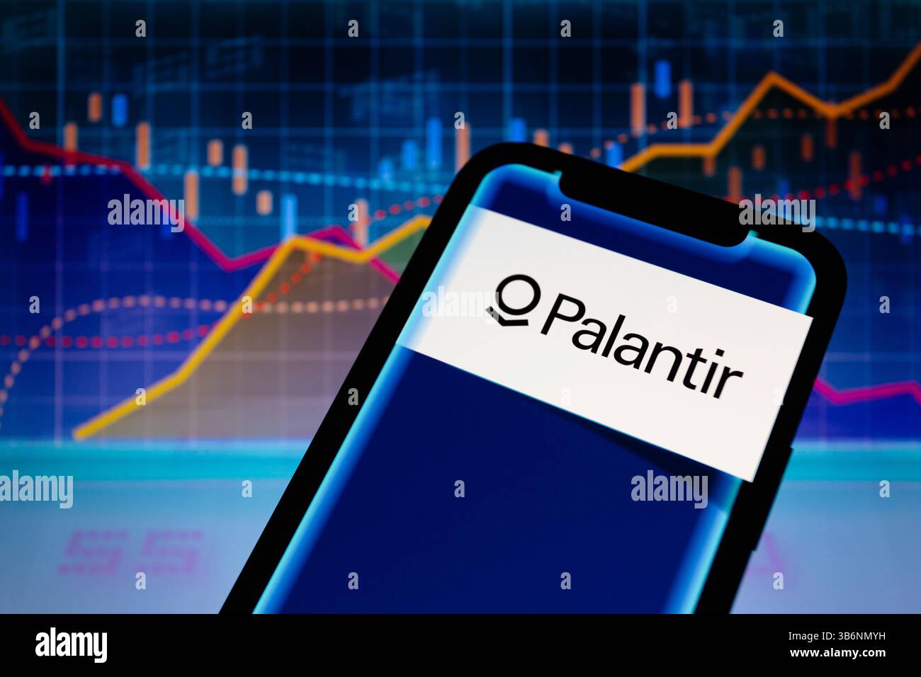 7. März 2024, Asuncion, Paraguay: Das Logo von Palantir Technologies, einem in den USA ansässigen Softwareunternehmen, das Datenanalyse- und Datenintegrationslösungen entwickelt, wird auf einem Smartphone mit visueller Darstellung von Aktien- und Liniendiagrammen angezeigt. (Bild: © Andre M. Chang/ZUMA Press Wire) Stockfoto