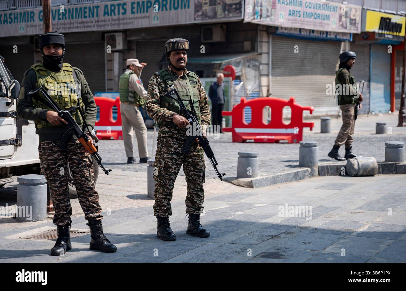 Indische Streitkräfte stehen auf einer Straße in Srinagar Wache. Die Spannungen zwischen Indien und Pakistan haben sich nach einem militanten Angriff auf Kaschmirs Pahalgam am 22. April 2025 verschärft, bei dem 26 Tote starben und Berichten zufolge mit Pakistan in Verbindung stehen. Als Vergeltungsmaßnahme hat Indien strenge Maßnahmen ergriffen, darunter das Verbot pakistanischer Schiffe, die Aussetzung des Indus-Wasserabkommens, die Einstellung aller Importe und die Annullierung von Visa für pakistanische Staatsangehörige. Angesichts der zunehmenden Feindseligkeit droht ein begrenzter Konflikt, der die Aufmerksamkeit darauf lenkt, wie Nachbarländer wie China, Sri Lanka, Nepal, Malediven und Bhutan reagieren könnten. Stockfoto