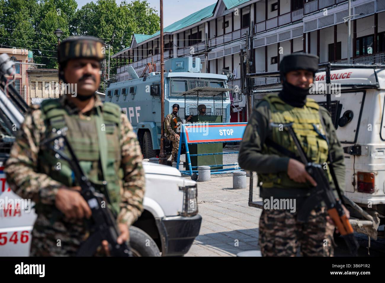 Indische Streitkräfte stehen auf einer Straße in Srinagar Wache. Die Spannungen zwischen Indien und Pakistan haben sich nach einem militanten Angriff auf Kaschmirs Pahalgam am 22. April 2025 verschärft, bei dem 26 Tote starben und Berichten zufolge mit Pakistan in Verbindung stehen. Als Vergeltungsmaßnahme hat Indien strenge Maßnahmen ergriffen, darunter das Verbot pakistanischer Schiffe, die Aussetzung des Indus-Wasserabkommens, die Einstellung aller Importe und die Annullierung von Visa für pakistanische Staatsangehörige. Angesichts der zunehmenden Feindseligkeit droht ein begrenzter Konflikt, der die Aufmerksamkeit darauf lenkt, wie Nachbarländer wie China, Sri Lanka, Nepal, Malediven und Bhutan reagieren könnten. Stockfoto