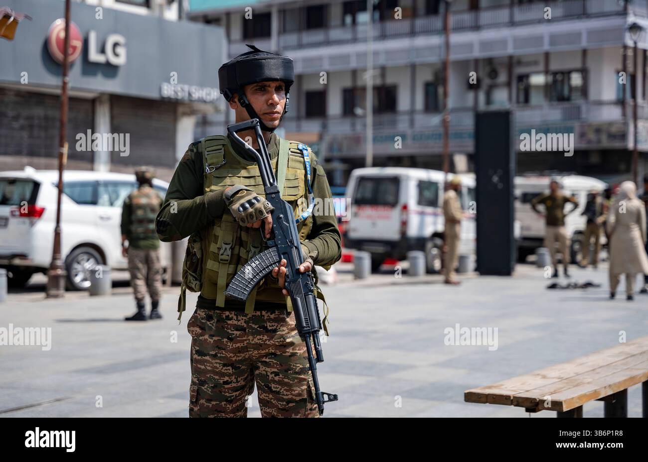 Indische Streitkräfte stehen auf einer Straße in Srinagar Wache. Die Spannungen zwischen Indien und Pakistan haben sich nach einem militanten Angriff auf Kaschmirs Pahalgam am 22. April 2025 verschärft, bei dem 26 Tote starben und Berichten zufolge mit Pakistan in Verbindung stehen. Als Vergeltungsmaßnahme hat Indien strenge Maßnahmen ergriffen, darunter das Verbot pakistanischer Schiffe, die Aussetzung des Indus-Wasserabkommens, die Einstellung aller Importe und die Annullierung von Visa für pakistanische Staatsangehörige. Angesichts der zunehmenden Feindseligkeit droht ein begrenzter Konflikt, der die Aufmerksamkeit darauf lenkt, wie Nachbarländer wie China, Sri Lanka, Nepal, Malediven und Bhutan reagieren könnten. Stockfoto