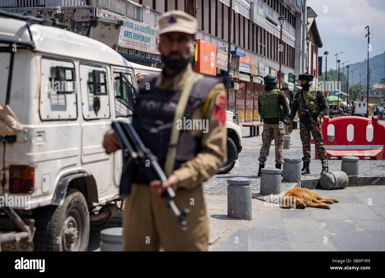 Indische Streitkräfte stehen auf einer Straße in Srinagar Wache. Die Spannungen zwischen Indien und Pakistan haben sich nach einem militanten Angriff auf Kaschmirs Pahalgam am 22. April 2025 verschärft, bei dem 26 Tote starben und Berichten zufolge mit Pakistan in Verbindung stehen. Als Vergeltungsmaßnahme hat Indien strenge Maßnahmen ergriffen, darunter das Verbot pakistanischer Schiffe, die Aussetzung des Indus-Wasserabkommens, die Einstellung aller Importe und die Annullierung von Visa für pakistanische Staatsangehörige. Angesichts der zunehmenden Feindseligkeit droht ein begrenzter Konflikt, der die Aufmerksamkeit darauf lenkt, wie Nachbarländer wie China, Sri Lanka, Nepal, Malediven und Bhutan reagieren könnten. Stockfoto