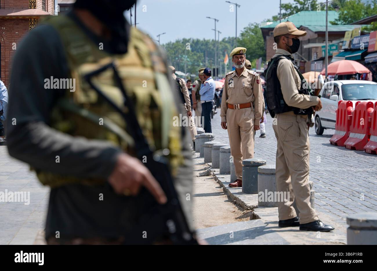 Indische Streitkräfte stehen auf einer Straße in Srinagar Wache. Die Spannungen zwischen Indien und Pakistan haben sich nach einem militanten Angriff auf Kaschmirs Pahalgam am 22. April 2025 verschärft, bei dem 26 Tote starben und Berichten zufolge mit Pakistan in Verbindung stehen. Als Vergeltungsmaßnahme hat Indien strenge Maßnahmen ergriffen, darunter das Verbot pakistanischer Schiffe, die Aussetzung des Indus-Wasserabkommens, die Einstellung aller Importe und die Annullierung von Visa für pakistanische Staatsangehörige. Angesichts der zunehmenden Feindseligkeit droht ein begrenzter Konflikt, der die Aufmerksamkeit darauf lenkt, wie Nachbarländer wie China, Sri Lanka, Nepal, Malediven und Bhutan reagieren könnten. Stockfoto