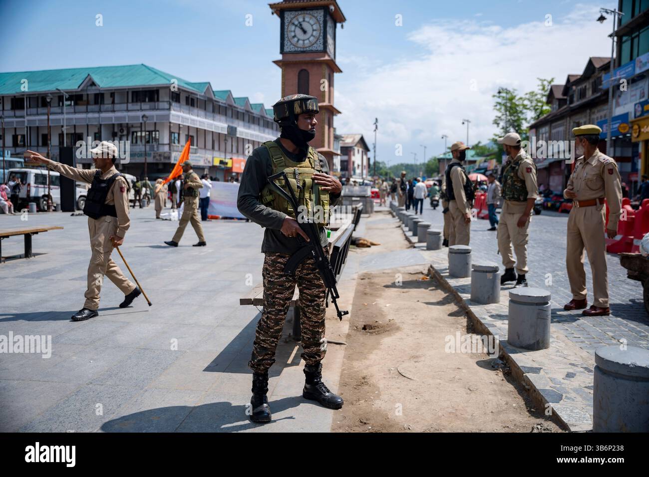 Indische Streitkräfte stehen auf einer Straße in Srinagar Wache. Die Spannungen zwischen Indien und Pakistan haben sich nach einem militanten Angriff auf Kaschmirs Pahalgam am 22. April 2025 verschärft, bei dem 26 Tote starben und Berichten zufolge mit Pakistan in Verbindung stehen. Als Vergeltungsmaßnahme hat Indien strenge Maßnahmen ergriffen, darunter das Verbot pakistanischer Schiffe, die Aussetzung des Indus-Wasserabkommens, die Einstellung aller Importe und die Annullierung von Visa für pakistanische Staatsangehörige. Angesichts der zunehmenden Feindseligkeit droht ein begrenzter Konflikt, der die Aufmerksamkeit darauf lenkt, wie Nachbarländer wie China, Sri Lanka, Nepal, Malediven und Bhutan reagieren könnten. Stockfoto
