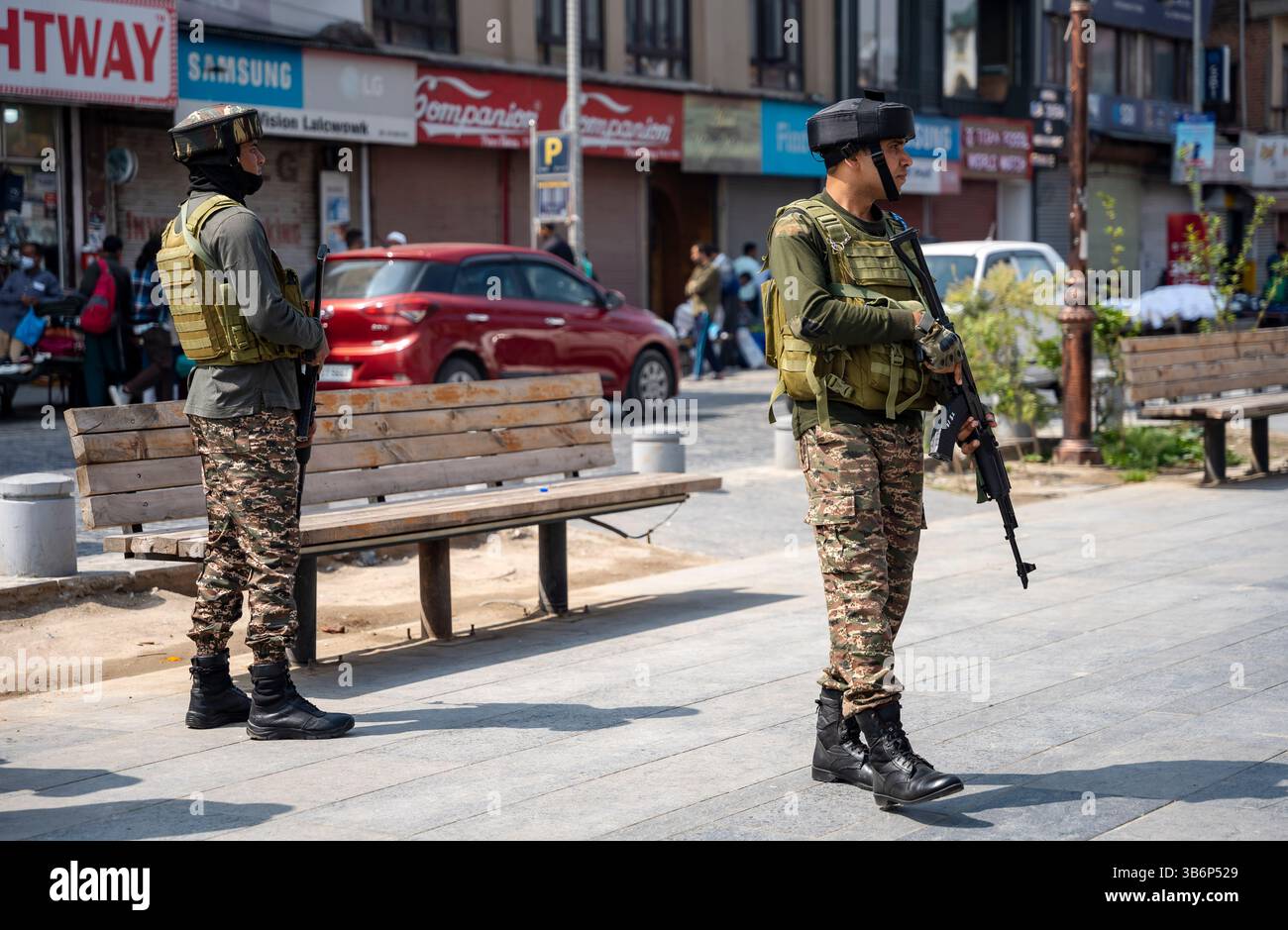 Indische Streitkräfte stehen auf einer Straße in Srinagar Wache. Die Spannungen zwischen Indien und Pakistan haben sich nach einem militanten Angriff auf Kaschmirs Pahalgam am 22. April 2025 verschärft, bei dem 26 Tote starben und Berichten zufolge mit Pakistan in Verbindung stehen. Als Vergeltungsmaßnahme hat Indien strenge Maßnahmen ergriffen, darunter das Verbot pakistanischer Schiffe, die Aussetzung des Indus-Wasserabkommens, die Einstellung aller Importe und die Annullierung von Visa für pakistanische Staatsangehörige. Angesichts der zunehmenden Feindseligkeit droht ein begrenzter Konflikt, der die Aufmerksamkeit darauf lenkt, wie Nachbarländer wie China, Sri Lanka, Nepal, Malediven und Bhutan reagieren könnten. (Foto Stockfoto