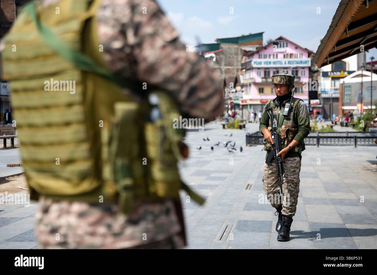 Indische Streitkräfte stehen auf einer Straße in Srinagar Wache. Die Spannungen zwischen Indien und Pakistan haben sich nach einem militanten Angriff auf Kaschmirs Pahalgam am 22. April 2025 verschärft, bei dem 26 Tote starben und Berichten zufolge mit Pakistan in Verbindung stehen. Als Vergeltungsmaßnahme hat Indien strenge Maßnahmen ergriffen, darunter das Verbot pakistanischer Schiffe, die Aussetzung des Indus-Wasserabkommens, die Einstellung aller Importe und die Annullierung von Visa für pakistanische Staatsangehörige. Angesichts der zunehmenden Feindseligkeit droht ein begrenzter Konflikt, der die Aufmerksamkeit darauf lenkt, wie Nachbarländer wie China, Sri Lanka, Nepal, Malediven und Bhutan reagieren könnten. (Foto Stockfoto