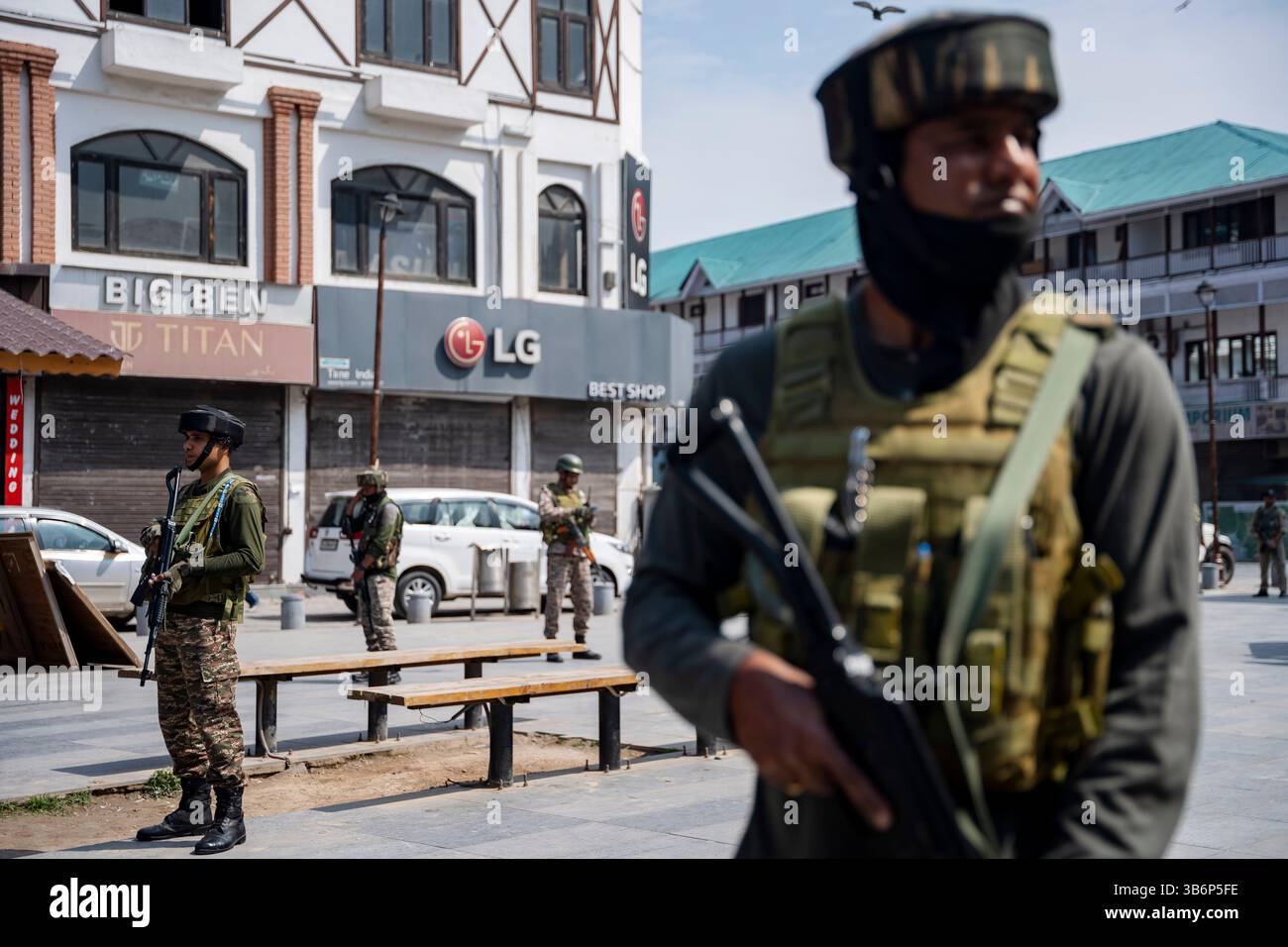 Indische Streitkräfte stehen auf einer Straße in Srinagar Wache. Die Spannungen zwischen Indien und Pakistan haben sich nach einem militanten Angriff auf Kaschmirs Pahalgam am 22. April 2025 verschärft, bei dem 26 Tote starben und Berichten zufolge mit Pakistan in Verbindung stehen. Als Vergeltungsmaßnahme hat Indien strenge Maßnahmen ergriffen, darunter das Verbot pakistanischer Schiffe, die Aussetzung des Indus-Wasserabkommens, die Einstellung aller Importe und die Annullierung von Visa für pakistanische Staatsangehörige. Angesichts der zunehmenden Feindseligkeit droht ein begrenzter Konflikt, der die Aufmerksamkeit darauf lenkt, wie Nachbarländer wie China, Sri Lanka, Nepal, Malediven und Bhutan reagieren könnten. (Foto Stockfoto