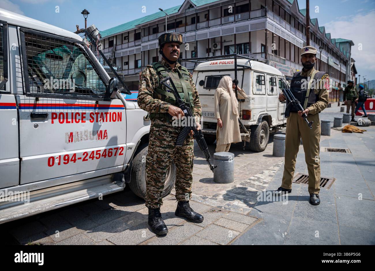 Indische Streitkräfte stehen auf einer Straße in Srinagar Wache. Die Spannungen zwischen Indien und Pakistan haben sich nach einem militanten Angriff auf Kaschmirs Pahalgam am 22. April 2025 verschärft, bei dem 26 Tote starben und Berichten zufolge mit Pakistan in Verbindung stehen. Als Vergeltungsmaßnahme hat Indien strenge Maßnahmen ergriffen, darunter das Verbot pakistanischer Schiffe, die Aussetzung des Indus-Wasserabkommens, die Einstellung aller Importe und die Annullierung von Visa für pakistanische Staatsangehörige. Angesichts der zunehmenden Feindseligkeit droht ein begrenzter Konflikt, der die Aufmerksamkeit darauf lenkt, wie Nachbarländer wie China, Sri Lanka, Nepal, Malediven und Bhutan reagieren könnten. (Foto Stockfoto