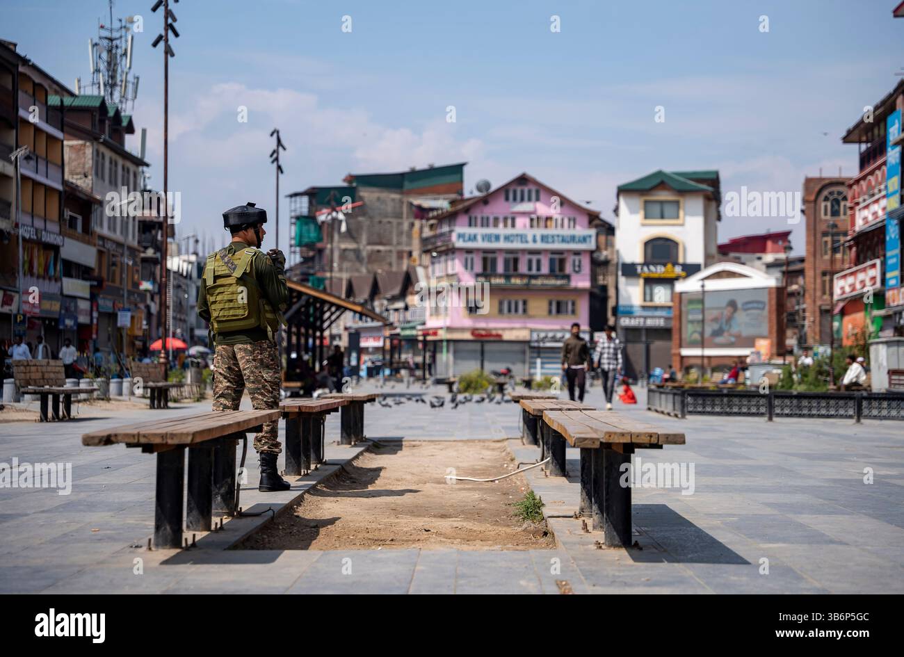 Ein indischer Soldat steht Wache auf einer Straße in Srinagar. Die Spannungen zwischen Indien und Pakistan haben sich nach einem militanten Angriff auf Kaschmirs Pahalgam am 22. April 2025 verschärft, bei dem 26 Tote starben und Berichten zufolge mit Pakistan in Verbindung stehen. Als Vergeltungsmaßnahme hat Indien strenge Maßnahmen ergriffen, darunter das Verbot pakistanischer Schiffe, die Aussetzung des Indus-Wasserabkommens, die Einstellung aller Importe und die Annullierung von Visa für pakistanische Staatsangehörige. Angesichts der zunehmenden Feindseligkeit droht ein begrenzter Konflikt, der die Aufmerksamkeit darauf lenkt, wie Nachbarländer wie China, Sri Lanka, Nepal, Malediven und Bhutan reagieren könnten. (P Stockfoto