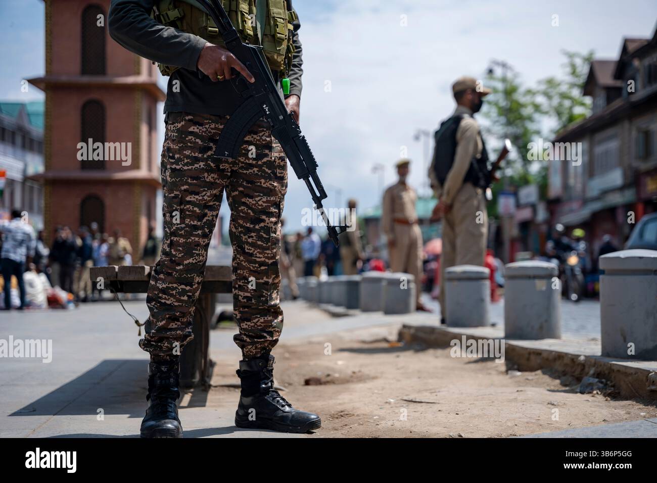 Indische Streitkräfte stehen auf einer Straße in Srinagar Wache. Die Spannungen zwischen Indien und Pakistan haben sich nach einem militanten Angriff auf Kaschmirs Pahalgam am 22. April 2025 verschärft, bei dem 26 Tote starben und Berichten zufolge mit Pakistan in Verbindung stehen. Als Vergeltungsmaßnahme hat Indien strenge Maßnahmen ergriffen, darunter das Verbot pakistanischer Schiffe, die Aussetzung des Indus-Wasserabkommens, die Einstellung aller Importe und die Annullierung von Visa für pakistanische Staatsangehörige. Angesichts der zunehmenden Feindseligkeit droht ein begrenzter Konflikt, der die Aufmerksamkeit darauf lenkt, wie Nachbarländer wie China, Sri Lanka, Nepal, Malediven und Bhutan reagieren könnten. (Foto Stockfoto