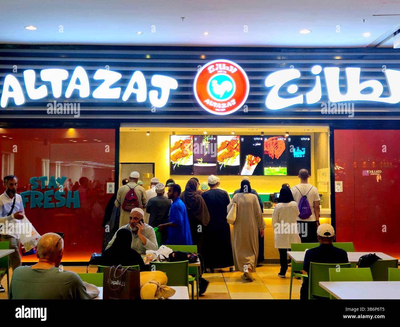 Mekka, Saudi-Arabien, 23. Juni 2024: AlTazaj, Al Tazaj ist eine saudische Fast-Casual-Restaurantkette mit Hauptsitz in Dschiddah, Saudi-Arabien Stockfoto