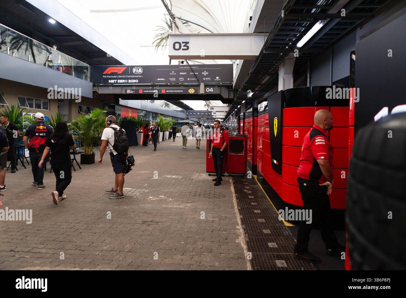 5. November 2023, Sao Paulo, Brasilien: Das Ferrari-Fahrerlager im Rahmen des F1 Sao Paulo Grand Prix 2023 im Autodromo Jose Carlos Pace am 5. November 2023 in Sao Paulo, Brasilien. (Bild: © Ruano Carneiro/ZUMA Press Wire) Stockfoto
