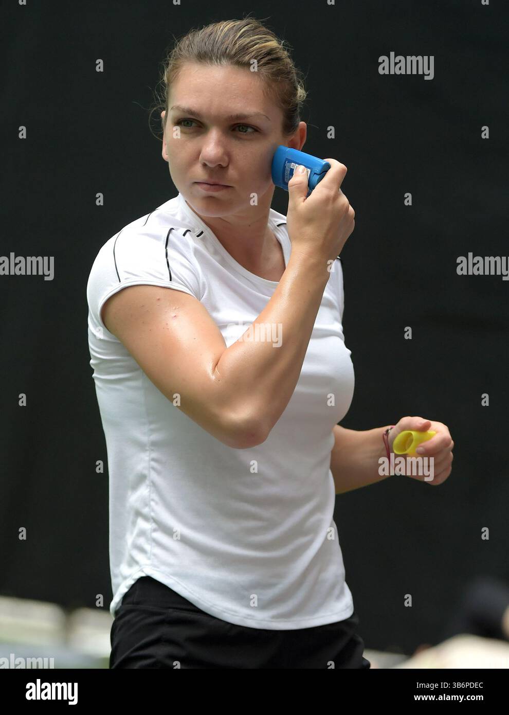 20. März 2019, Miami Gardens, Florida, Vereinigte Staaten von Amerika: MIAMI GARDENS, FLORIDA - 20. MÄRZ: Simona Halep wendet während der Miami Open Day 3 Sonnencreme an. Simona Halep ist eine rumänische Tennisspielerin. Die Women's Tennis Association belegte ihre Weltspitze in Singles bei zwei verschiedenen Gelegenheiten zwischen 2017 und 2019. Am 9. Oktober 2017 erreichte sie zum ersten Mal die Nummer 1. Zum zweiten Mal hielt sie das Ranking 48 Wochen in Folge. Präsentiert von Itau im Hard Rock Stadium am 20. März 2019 in Miami Gardens, Florida. Menschen: Simona Halep. (Kreditbild: © SMG via ZUM Stockfoto