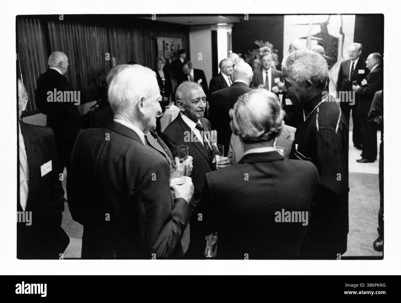 1. Januar 1996, Johannesburg, Südafrika: NELSON MANDELA besucht ein Klassentreffen seiner Jura-Klasse an der Witwatersrand University. 1996, Witwatersrand University, Johannesburg, Südafrika. (Bild: © John Robinson/ZUMA Press Wire) Stockfoto