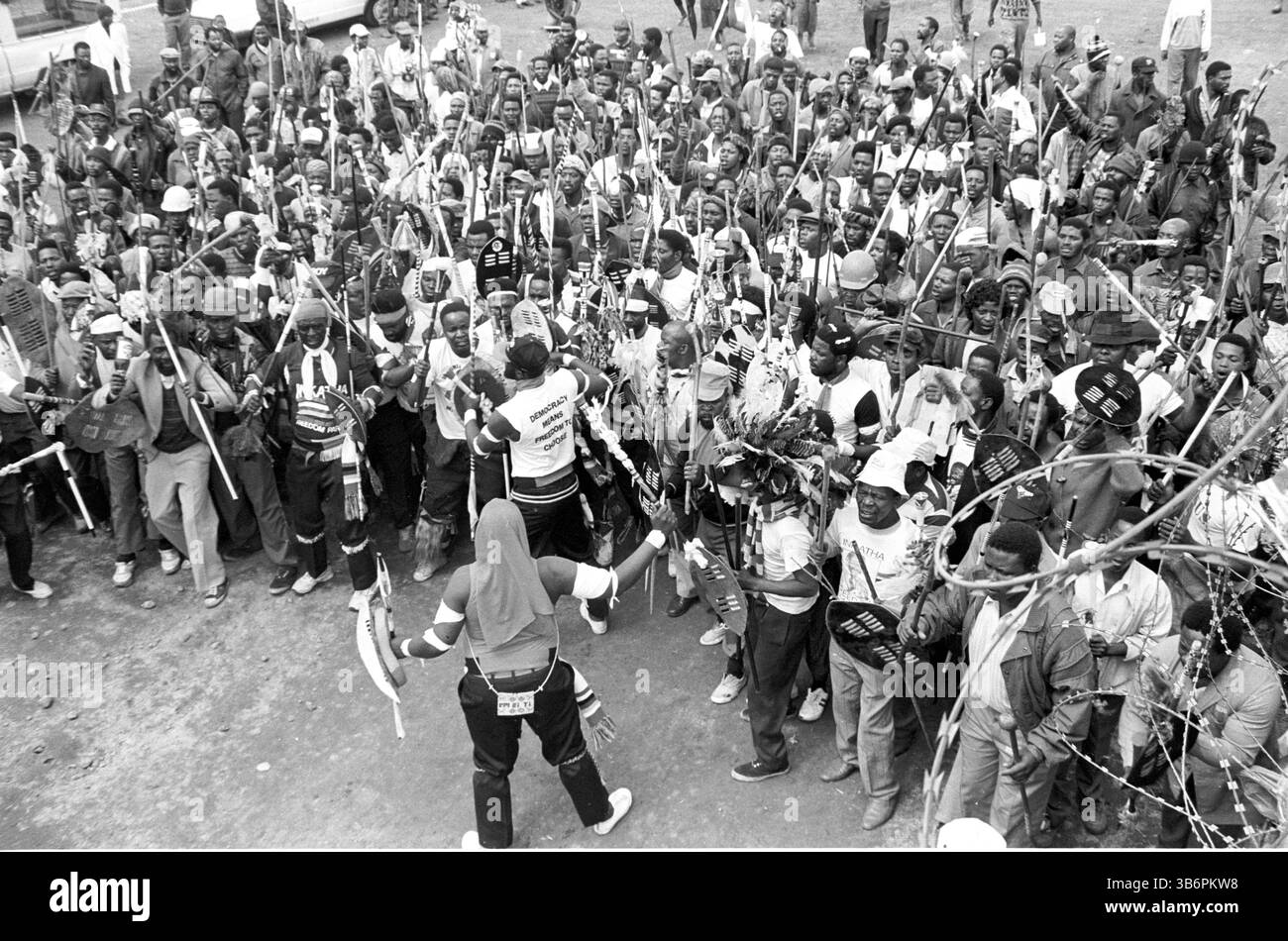1993, Johannesburg, Johannesburg, Südafrika: Mitglieder der ANC Self Defense Units und der IFP Self Protection Units traten in Kraft, als Nelson Mandela vom Afrikanischen Nationalkongress, Mangosuthu Buthelezi von der Inkatha Freedom Party und Pik Botha von der National Party eine Friedenskundgebung östlich von Johannesburg vor den ersten demokratischen Wahlen 1994 in Südafrika ansprachen. (Bild: © John Robinson/ZUMA Press Wire) Stockfoto