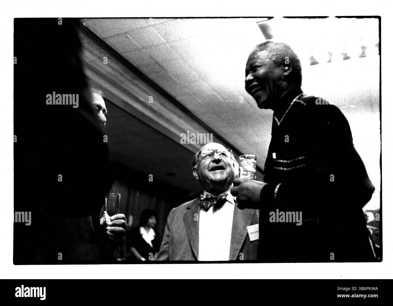 1. Januar 1996, Johannesburg, Südafrika: NELSON MANDELA besucht ein Klassentreffen seiner Jura-Klasse an der Witwatersrand University. 1996, Witwatersrand University, Johannesburg, Südafrika. (Bild: © John Robinson/ZUMA Press Wire) Stockfoto