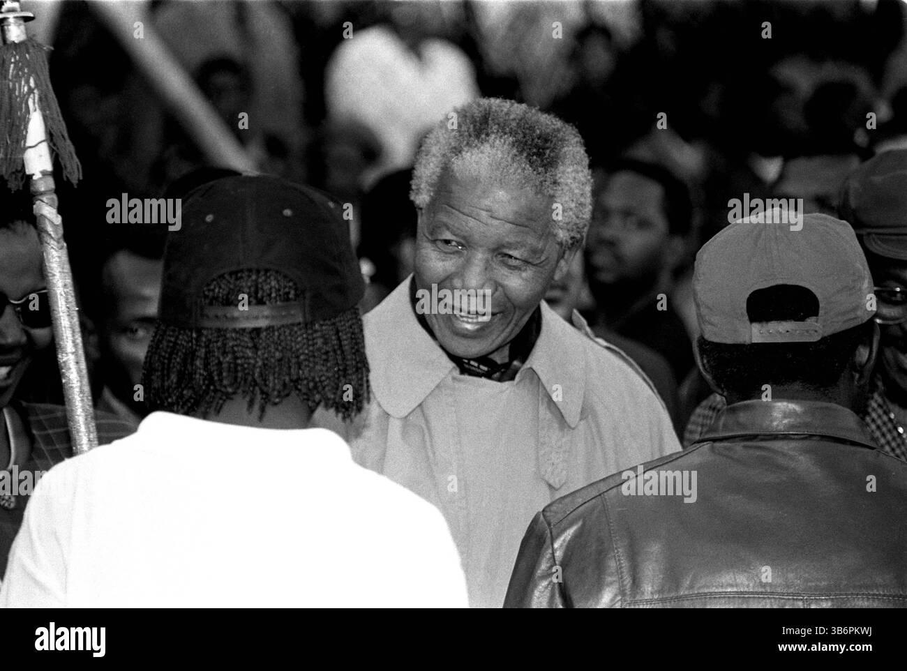 1993, Johannesburg, Südafrika: NELSON MANDELA (C) vom Afrikanischen Nationalkongress spricht zu den Teilnehmern während einer Friedenskundgebung östlich von Johannesburg vor den ersten demokratischen Wahlen 1994 in Südafrika. Mangosuthu Buthelezi von der Inkatha Freedom Party und Pik Botha von der National Party nahmen ebenfalls Teil. Mitglieder der ANC Self Defense Units und der IFP Self Protection Units traten in Kraft, um ihre Stärke zu zeigen. 1993, Johannesburg, Südafrika. (Bild: © John Robinson/ZUMA Press Wire) Stockfoto