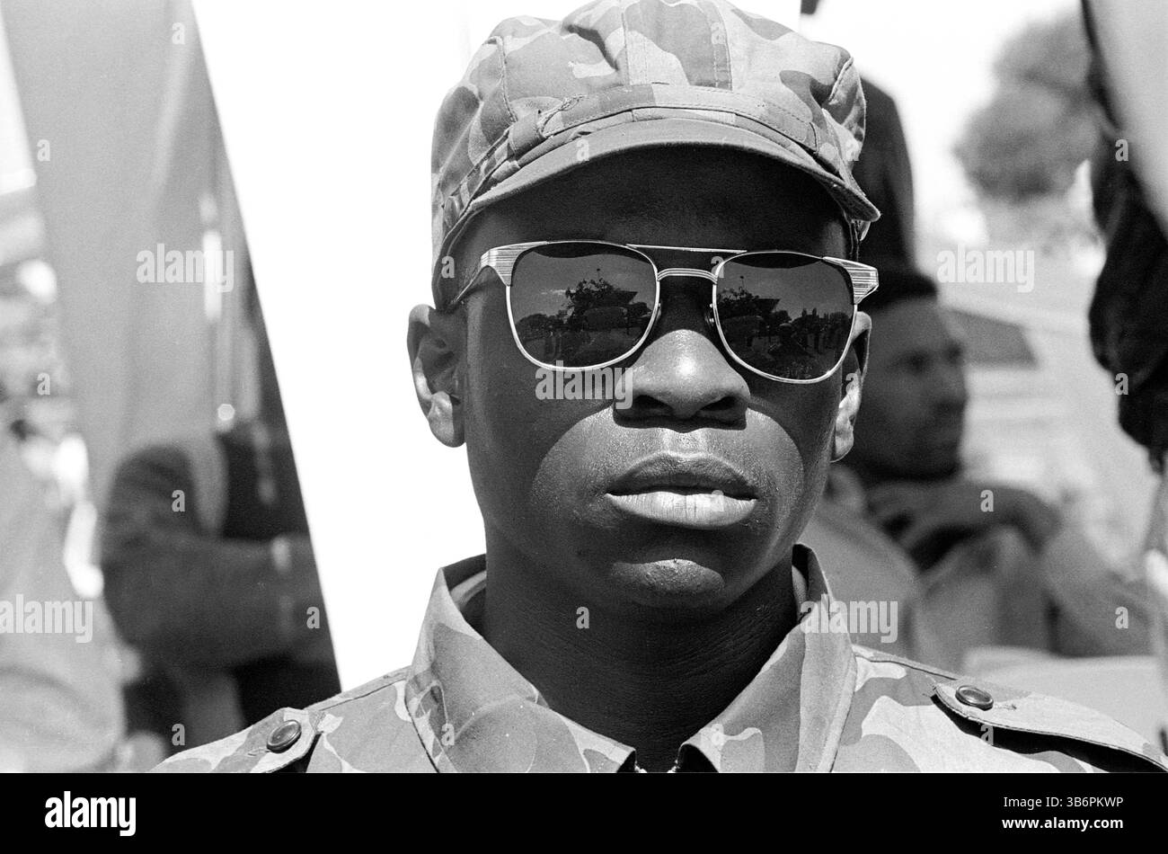 1993, Johannesburg, Johannesburg, Südafrika: Mitglieder der ANC Self Defense Units und der IFP Self Protection Units traten in Kraft, als Nelson Mandela vom Afrikanischen Nationalkongress, Mangosuthu Buthelezi von der Inkatha Freedom Party und Pik Botha von der National Party eine Friedenskundgebung östlich von Johannesburg vor den ersten demokratischen Wahlen 1994 in Südafrika ansprachen. (Bild: © John Robinson/ZUMA Press Wire) Stockfoto