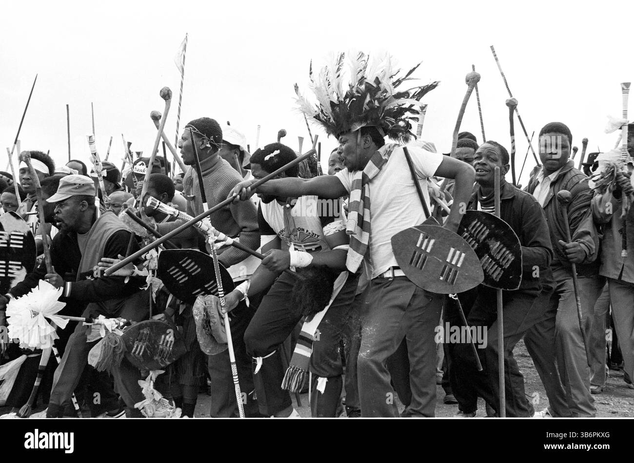 1993, Johannesburg, Südafrika: Mitglieder der ANC Self Defense Units und der IFP Self Protection Units traten in Kraft, als Nelson Mandela vom Afrikanischen Nationalkongress, Mangosuthu Buthelezi von der Inkatha Freedom Party und Pik Botha von der National Party eine Friedenskundgebung östlich von Johannesburg vor den ersten demokratischen Wahlen 1994 in Südafrika ansprachen. (Bild: © John Robinson/ZUMA Press Wire) Stockfoto