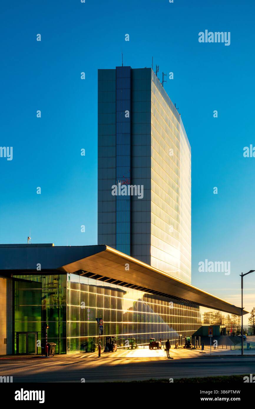 Modernes Kongresszentrum und Büroturm in Kirchberg, Luxemburg-Stadt Stockfoto