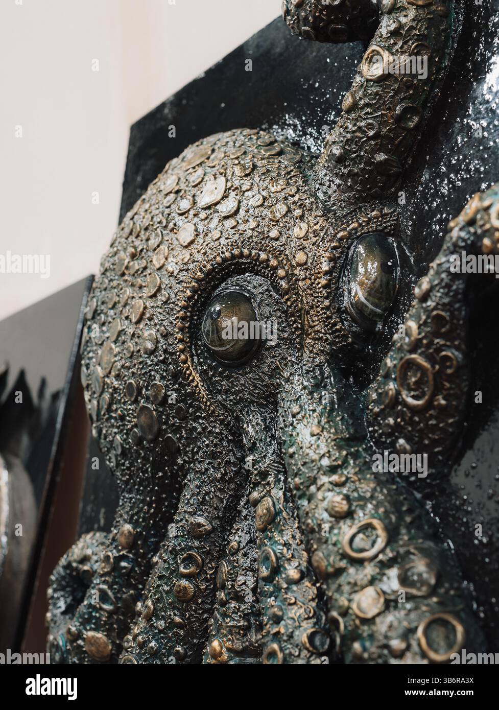 Eine detailgetreue Kraken-Skulptur mit fesselnden Texturen und Design macht sie zu einem bemerkenswerten Kunstwerk Stockfoto