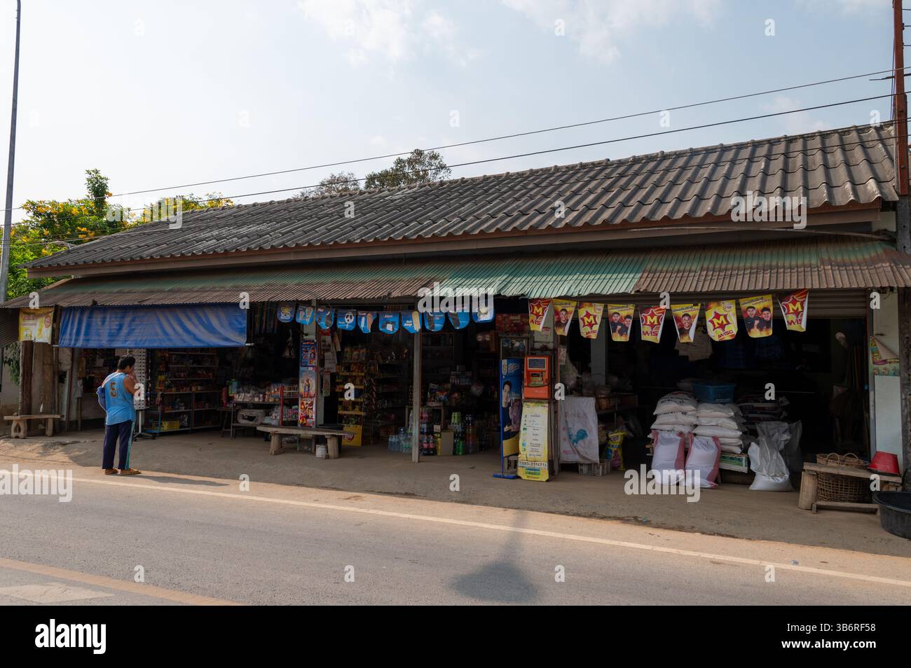 Die Hauptstraße mit provisorischen Einzelhändlern ohne Ladenfront, bestehend aus einer Mischung aus Damenmode, Obst und Gemüse und Hardware, um nur einige zu nennen, in A Stockfoto