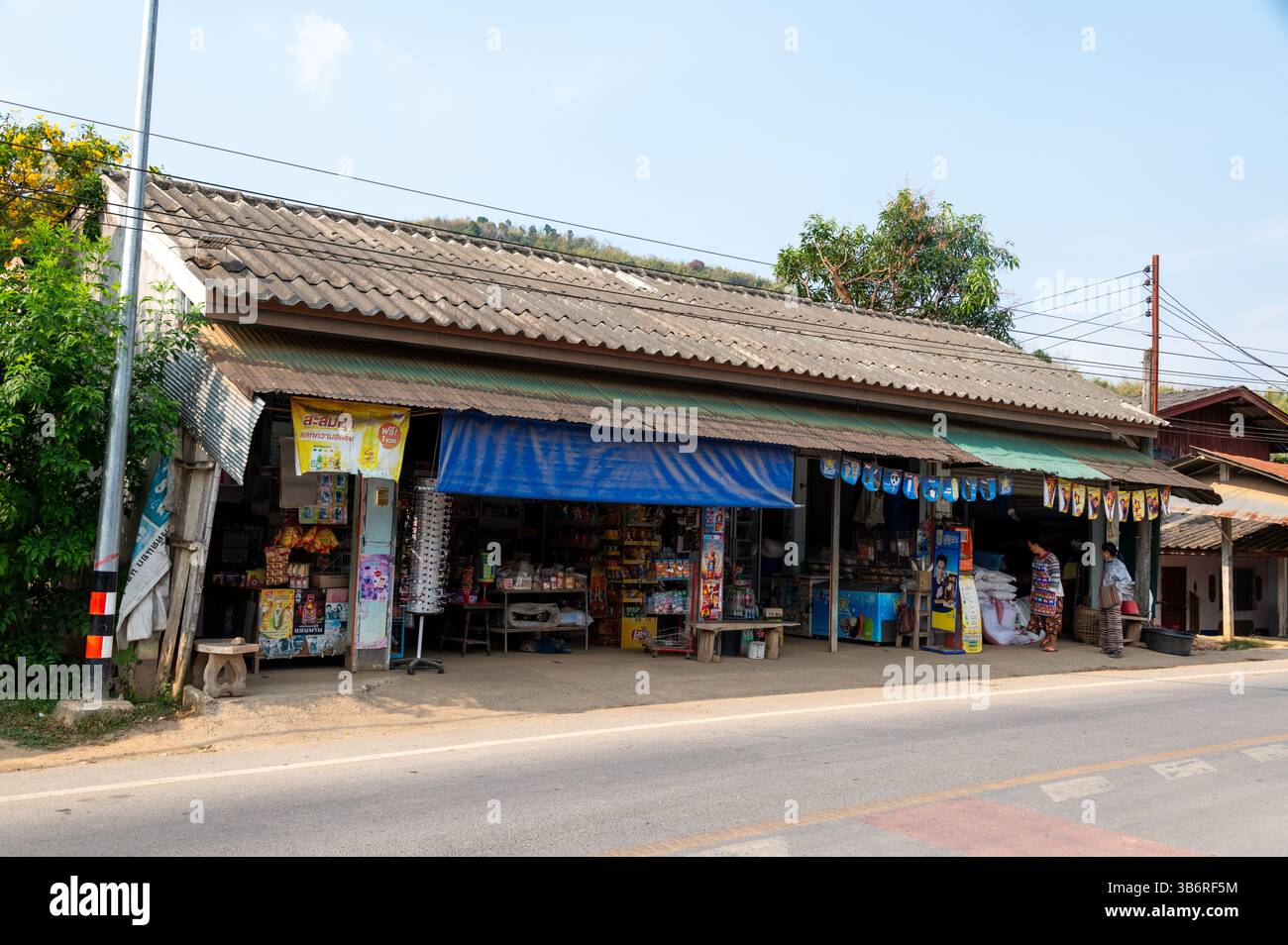 Die Hauptstraße mit provisorischen Einzelhändlern ohne Ladenfront, bestehend aus einer Mischung aus Damenmode, Obst und Gemüse und Hardware, um nur einige zu nennen, in A Stockfoto