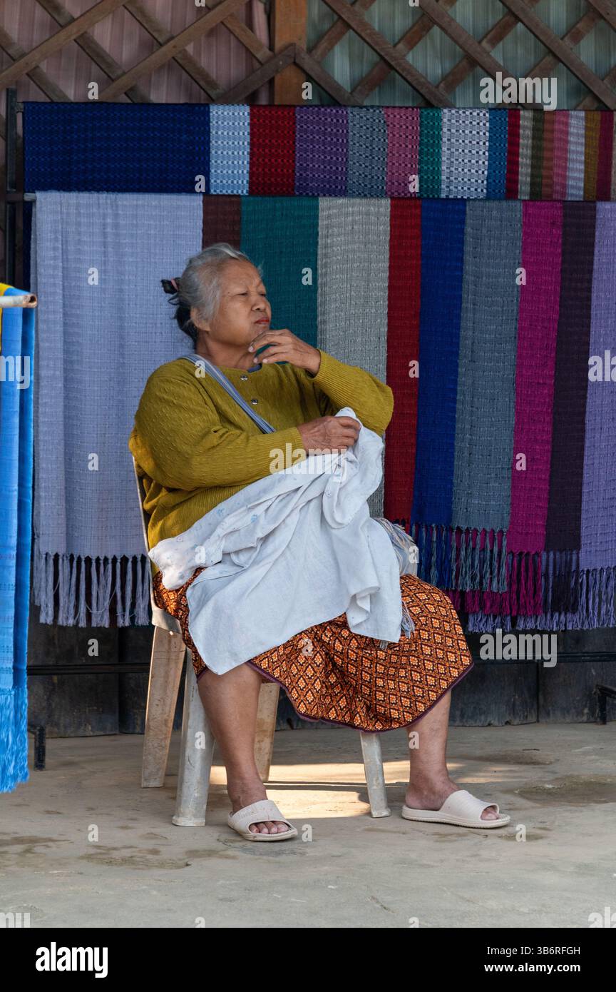 Die Hauptstraße mit provisorischen Einzelhändlern ohne Ladenfront, bestehend aus einer Mischung aus Damenmode, Obst und Gemüse und Hardware, um nur einige zu nennen, in A Stockfoto