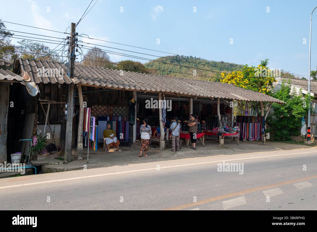 Die Hauptstraße mit provisorischen Einzelhändlern ohne Ladenfront, bestehend aus einer Mischung aus Damenmode, Obst und Gemüse und Hardware, um nur einige zu nennen, in A Stockfoto