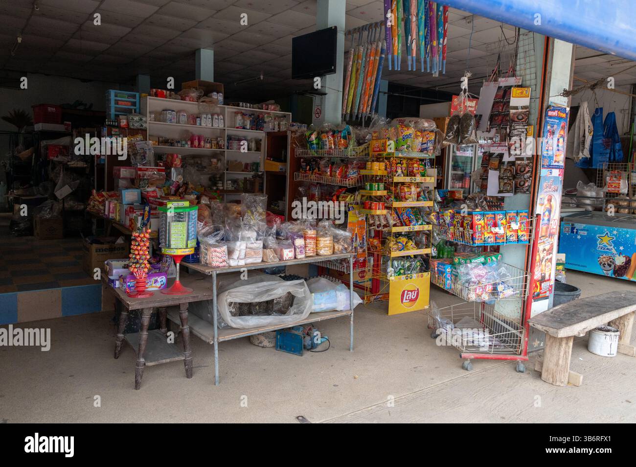 Die Hauptstraße mit provisorischen Einzelhändlern ohne Ladenfront, bestehend aus einer Mischung aus Damenmode, Obst und Gemüse und Hardware, um nur einige zu nennen, in A Stockfoto
