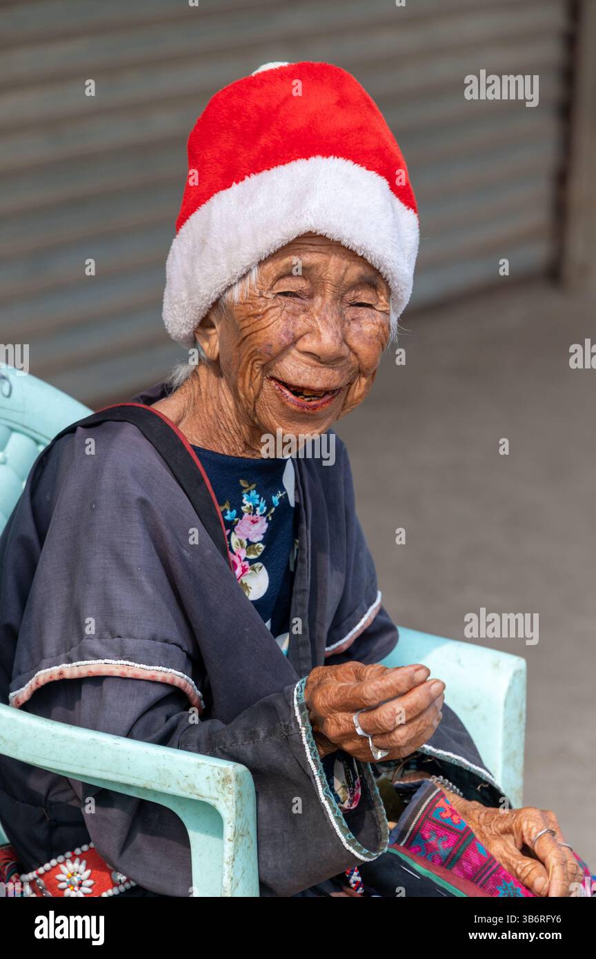 Eine ältere Dame mit Weihnachtsmütze, die den Verkehr beobachtet, gehört zum Stamm der Lhu und lebt im Dorf Ban Stockfoto