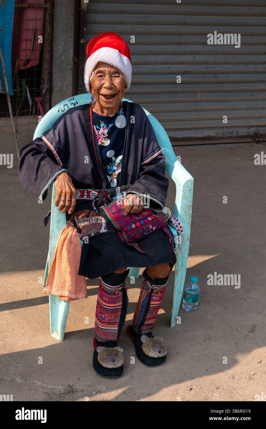 Eine ältere Dame mit Weihnachtsmütze, die den Verkehr beobachtet, gehört zum Stamm der Lhu und lebt im Dorf Ban Stockfoto