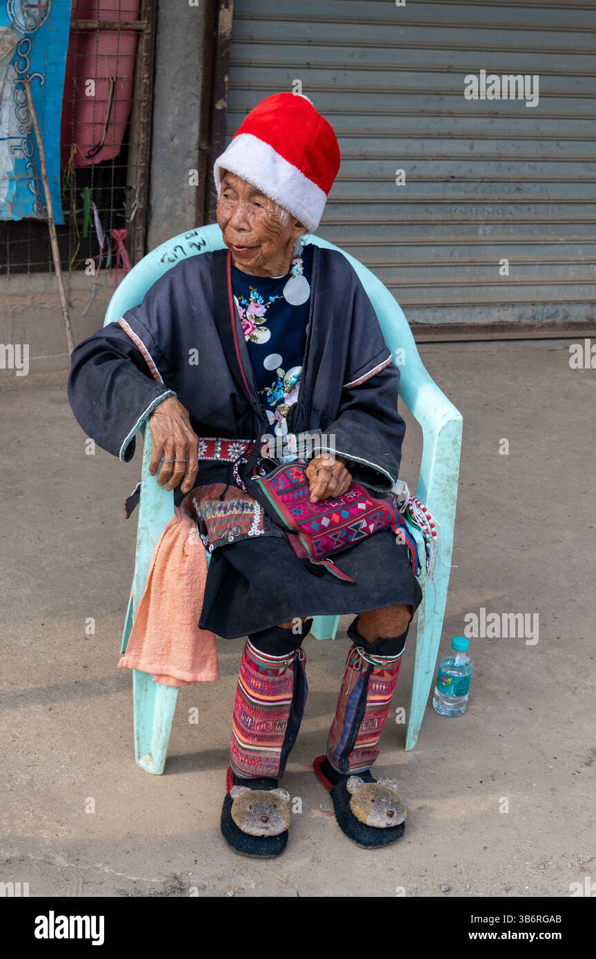 Eine ältere Dame mit Weihnachtsmütze, die den Verkehr beobachtet, gehört zum Stamm der Lhu und lebt im Dorf Ban Stockfoto