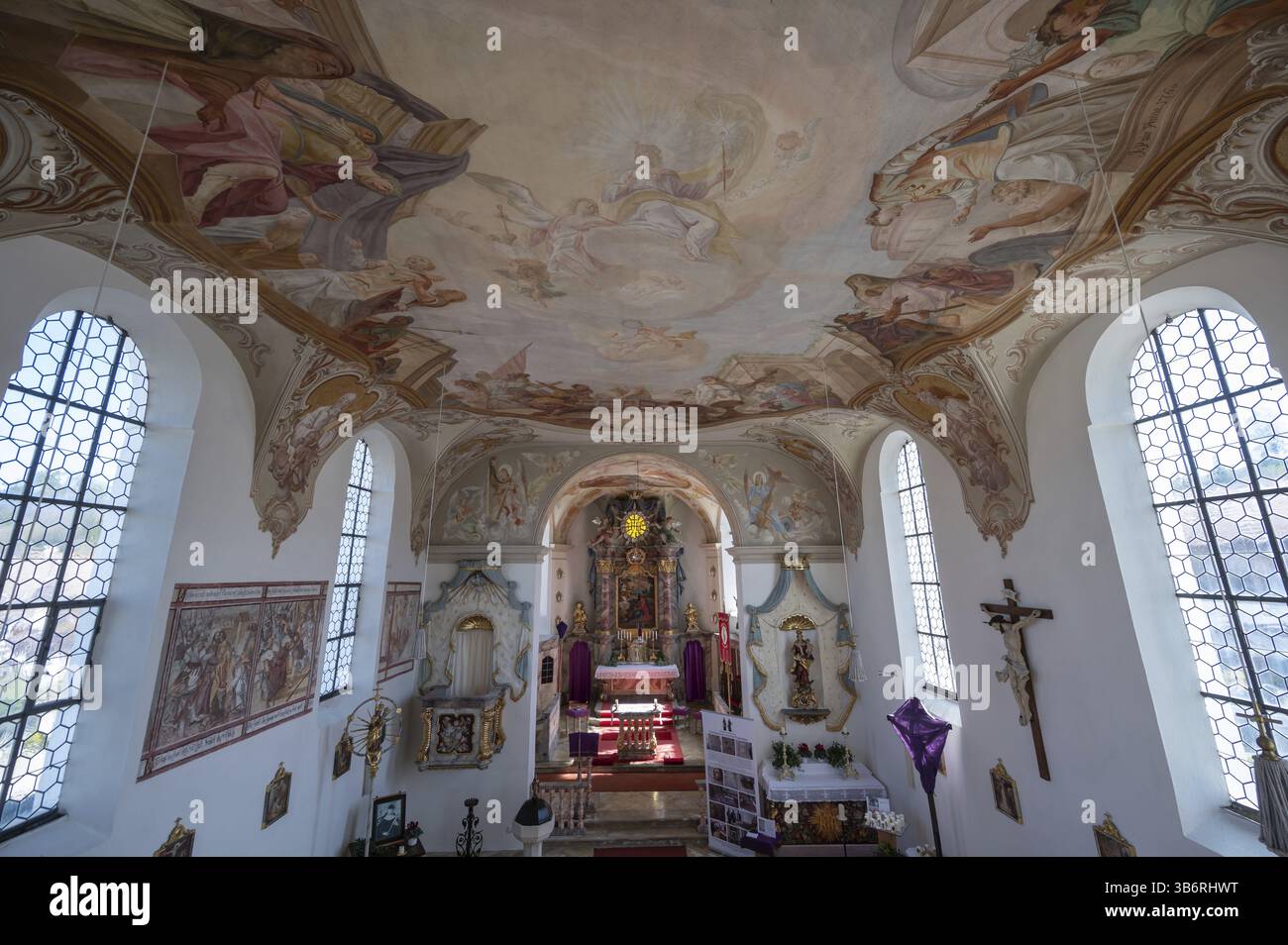 Blick von der Orgelloft auf das Kircheninnere und Altar mit Fastentuch, St. Laurentius und Agatha Kirche, Frankenhofen, Kaltental, Ostallgaeu, B. Stockfoto