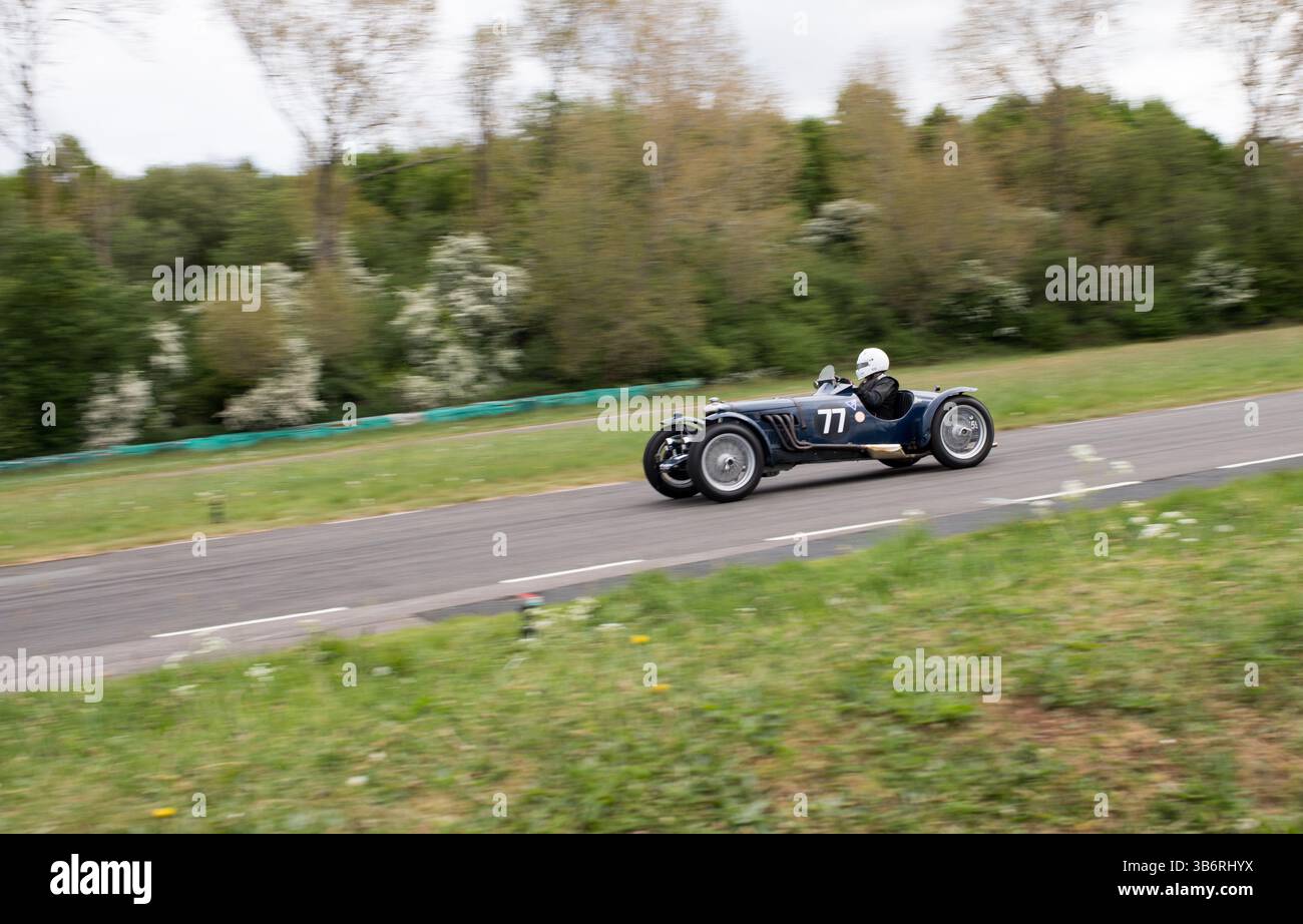 V.S.C.C. Curborough Speed Trials, Curborough Sprint Course, Netherstowe ln, Lichfield, Staffordshire, England, Großbritannien. Mai 2025. Mitglieder des Vintage Sports Car Club (V.S.C.C.) nehmen an der ersten Runde der SpeedTrials-Meisterschaft auf dem Curborough Sprint Course Teil. Diese eintägige Veranstaltung mit über 100 Fahrzeugen in Aktion, die bereits in den 10er Jahren und bis Ende der 30er Jahre für Sport- und Limousinenautos hergestellt wurden und vom Austin 7, Frazer Nash, Riley bis zu 4,5 Liter Bentleys usw. reichen Stockfoto